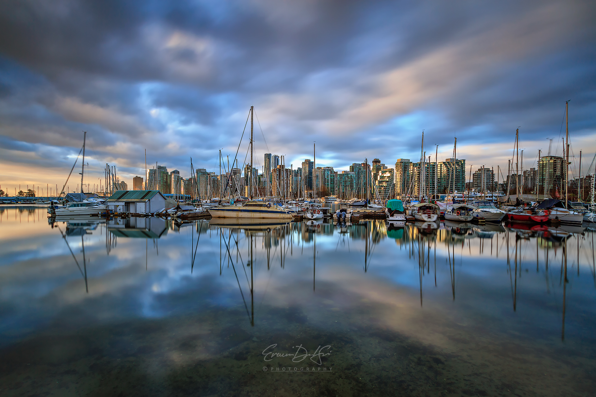 Stanley Park Marina, Przystań, Klub jachtowy, Żaglówki, Wieżowce, Wschód słońca, Chmury, Odbicie, Vancouver, Kanada