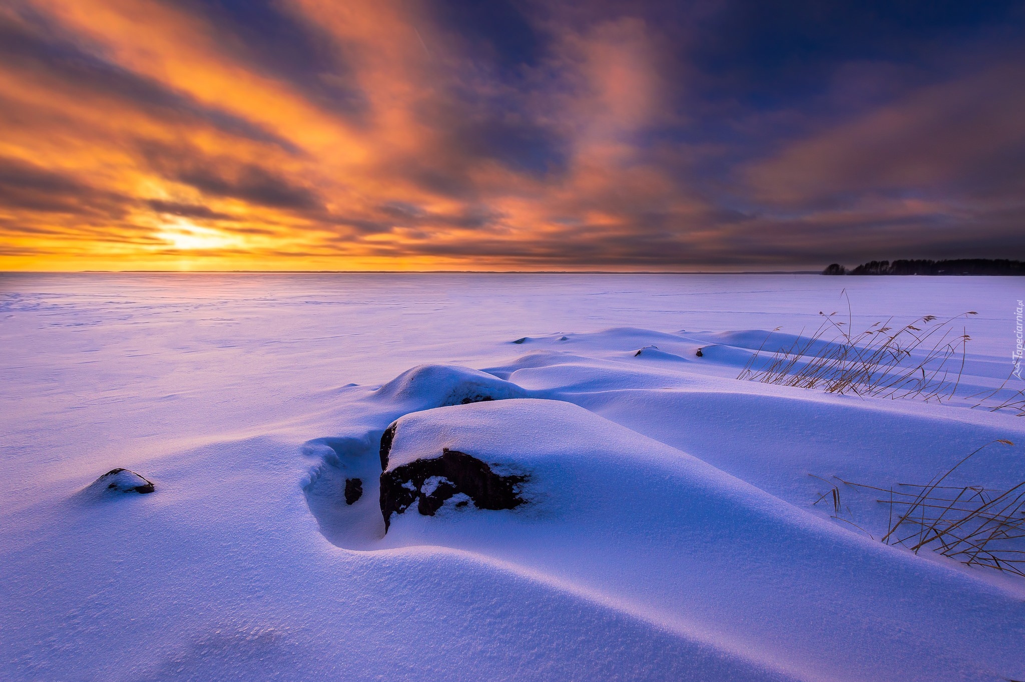 Finlandia, Północna Karelia, Joensuu, Jezioro, Zima, Śnieg, Kamienie, Zachód słońca