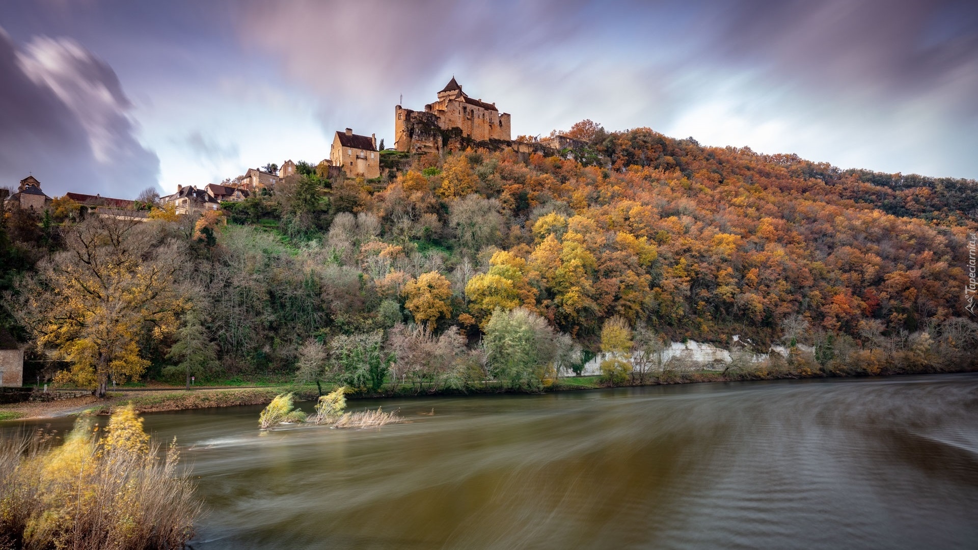 Francja, Castelnaud la Chapelle, Rzeka Dordogne, Twierdza, Zamek Castelnaud la Chapelle Castle, Wzgórze, Drzewa, Jesień