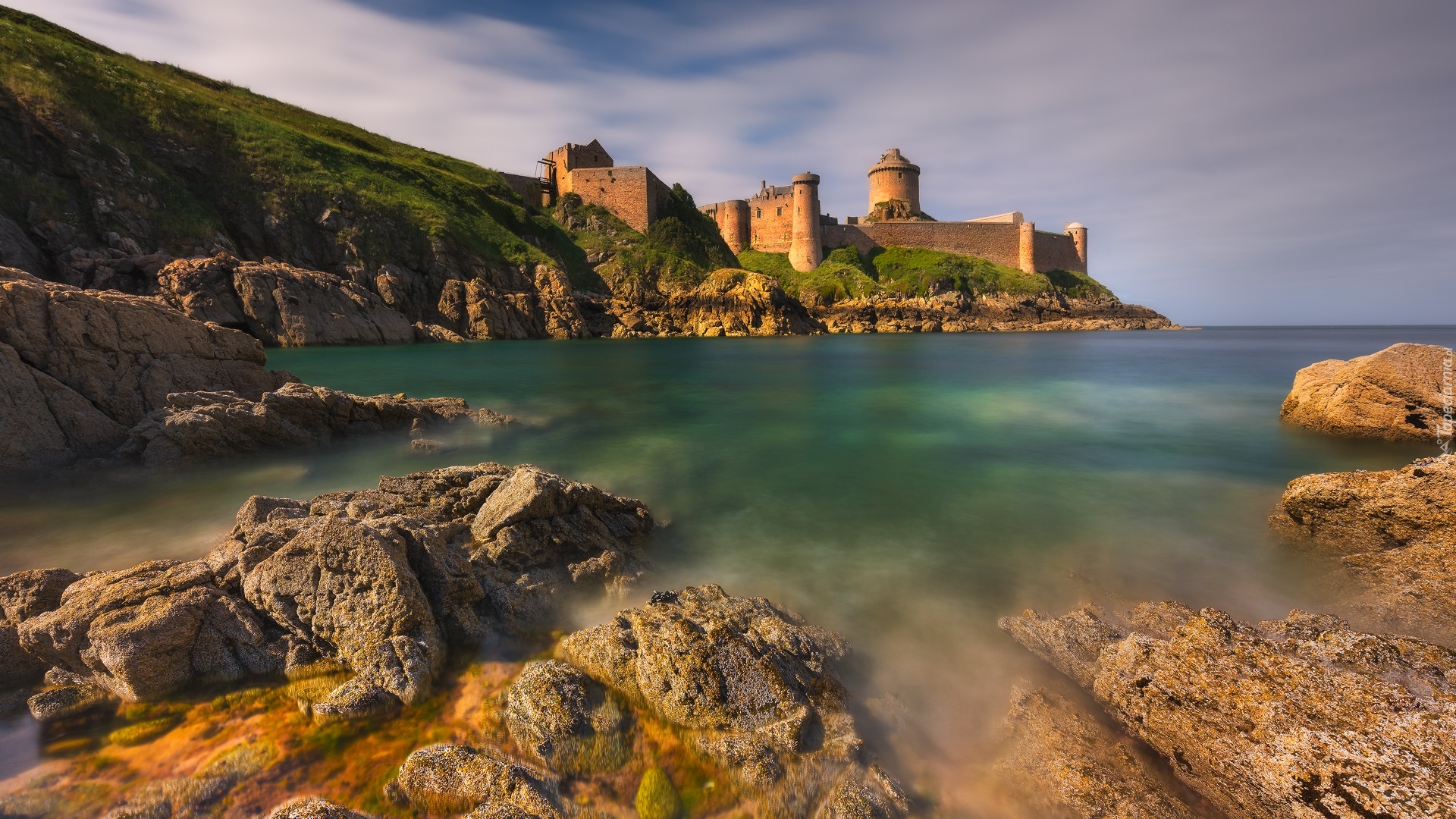 Francja, Bretania, Zatoka Saint Malo, Zamek, Fort la Latte, Castle of the Rock Goyon, Morze, Skały, Chmury