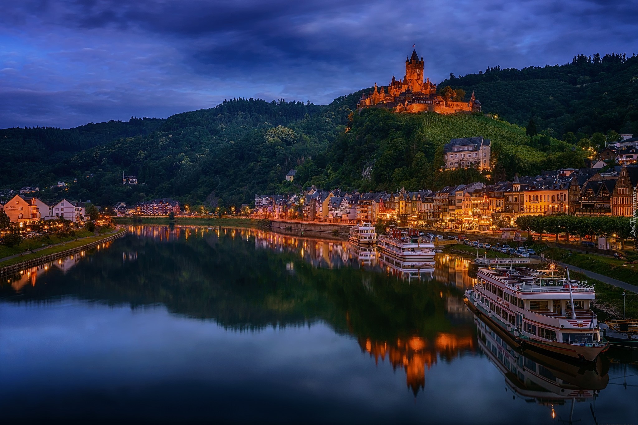 Zamek Reichsburg, Miasto Cochem, Niemcy, Rzeka Mozela, Statki, Światła, Zmrok
