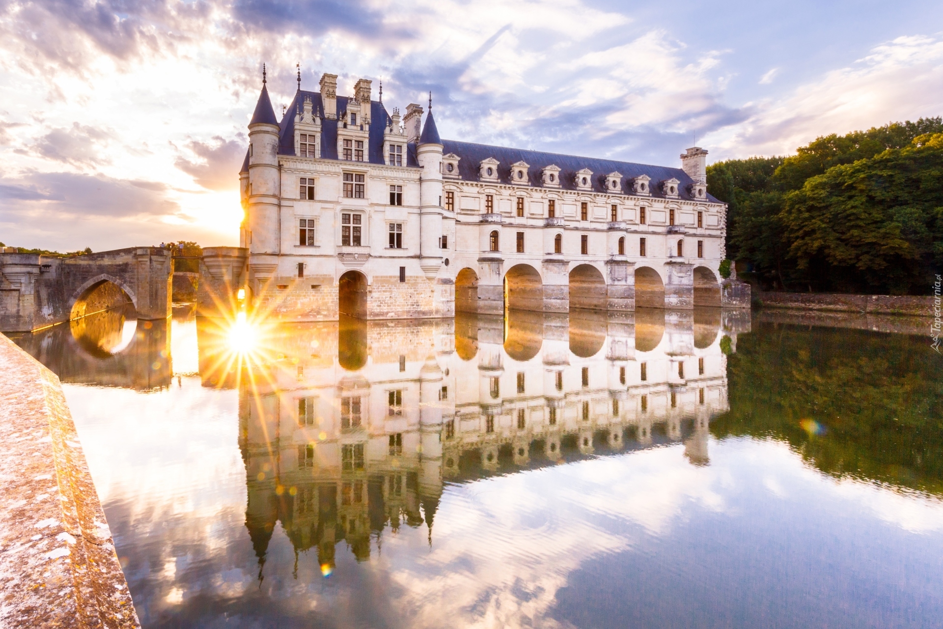 Zamek Chenonceau, Rzeka Cher, Odbicie, Drzewa, Niebo, Promienie słońca, Francja