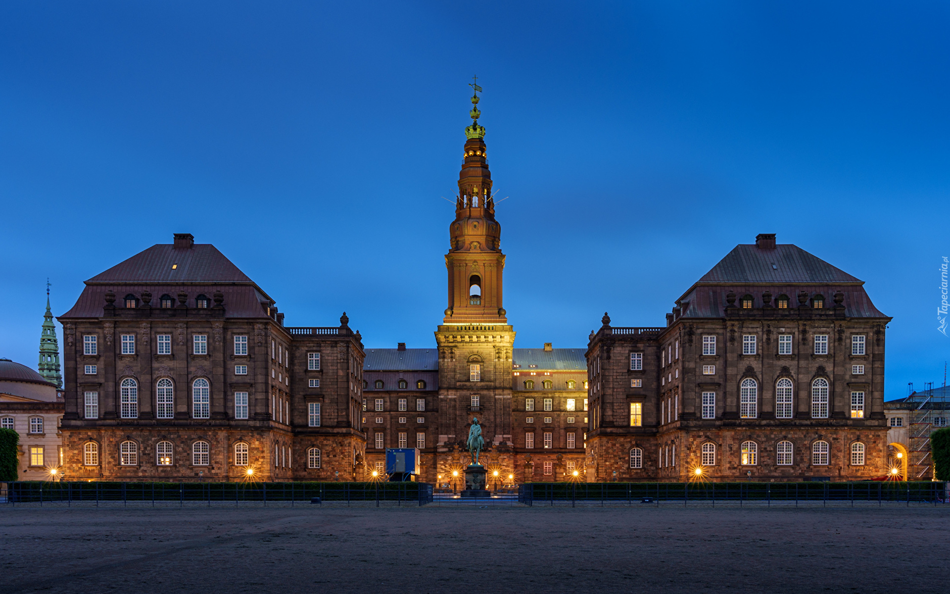 Dania, Kopenhaga, Wyspa Slottsholmen, Zamek Christiansborg, Wieża, Noc, Światła