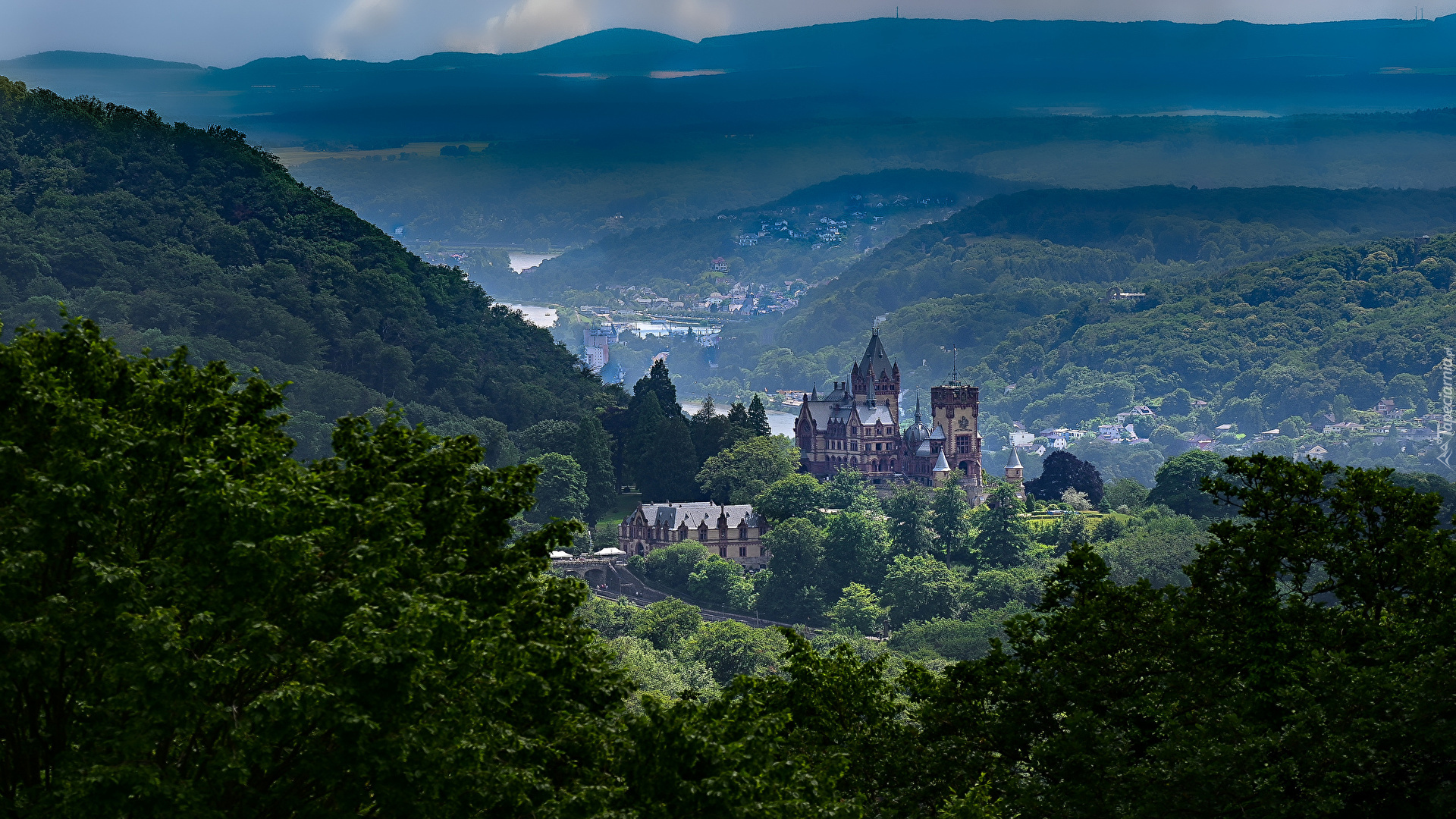 Niemcy, Konigswinter, Góry, Alpy, Zamek Drachenburg, Lasy, Drzewa, Dolina