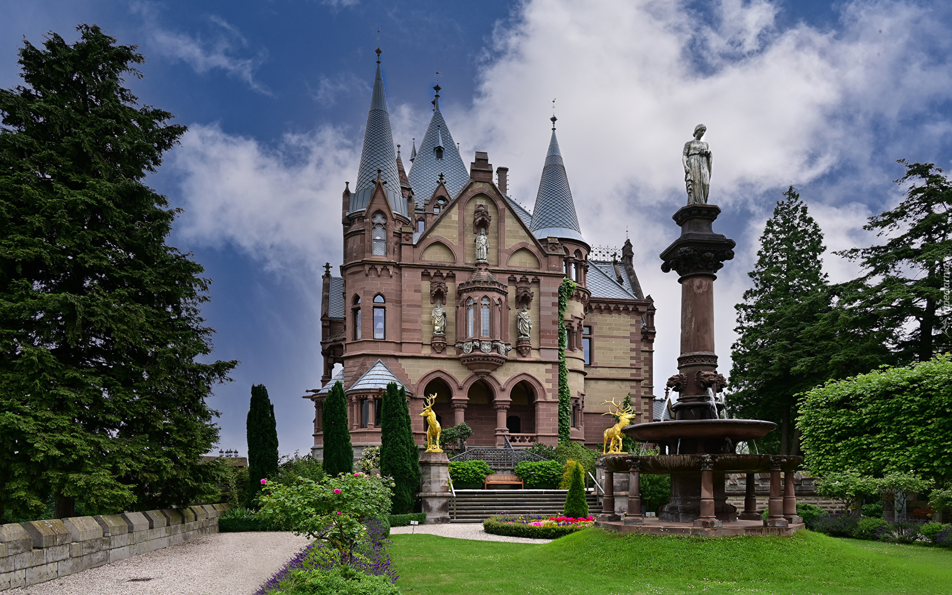 Zamek Drachenburg, Ogród, Drzewa, Kwiaty, Fontanna, Posągi, Konigswinter, Niemcy