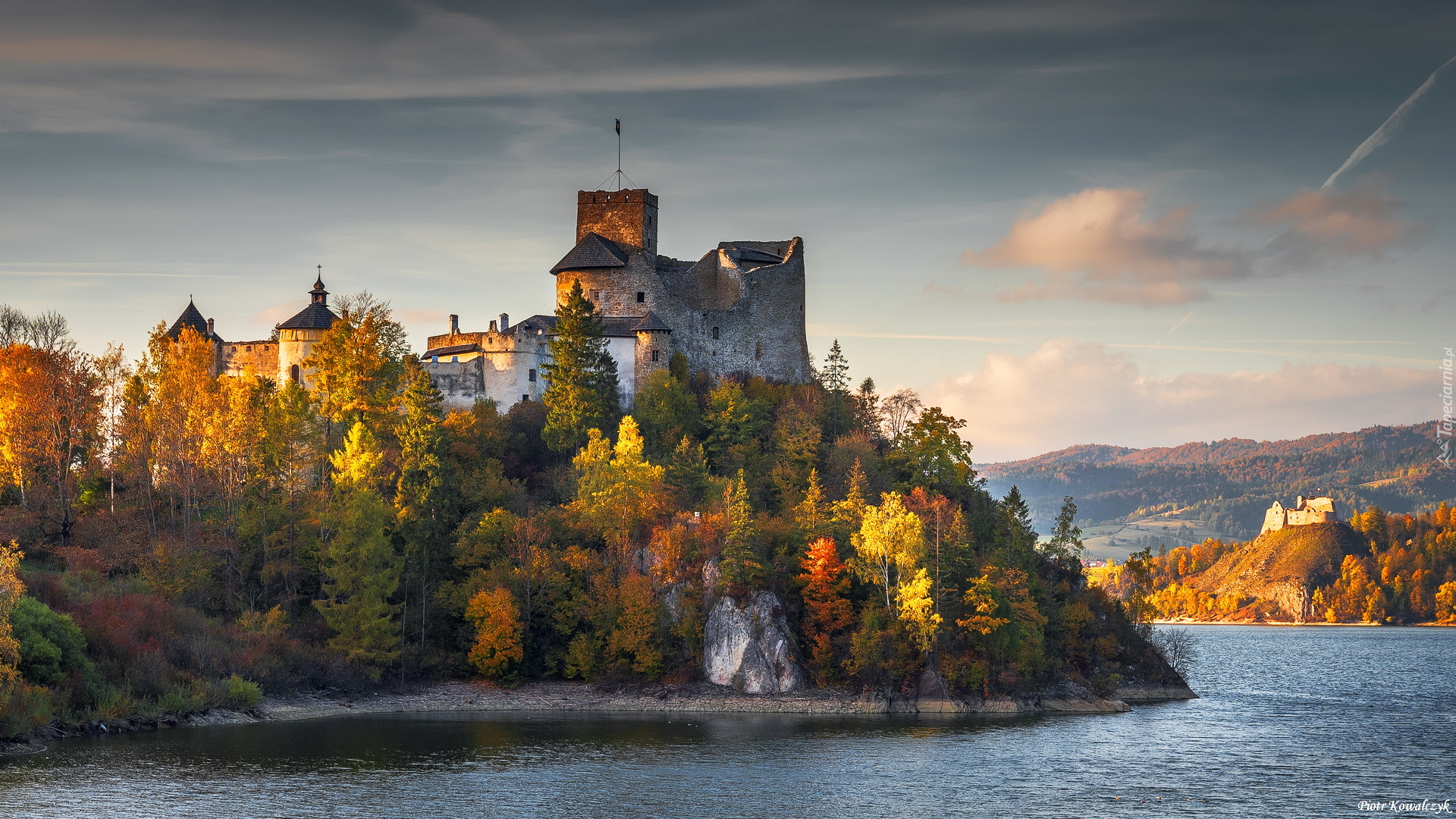 Polska, Powiat nowotarski, Niedzica, Drzewa, Zamek Dunajec, Zbiornik Czorsztyński, Jezioro, Jesień