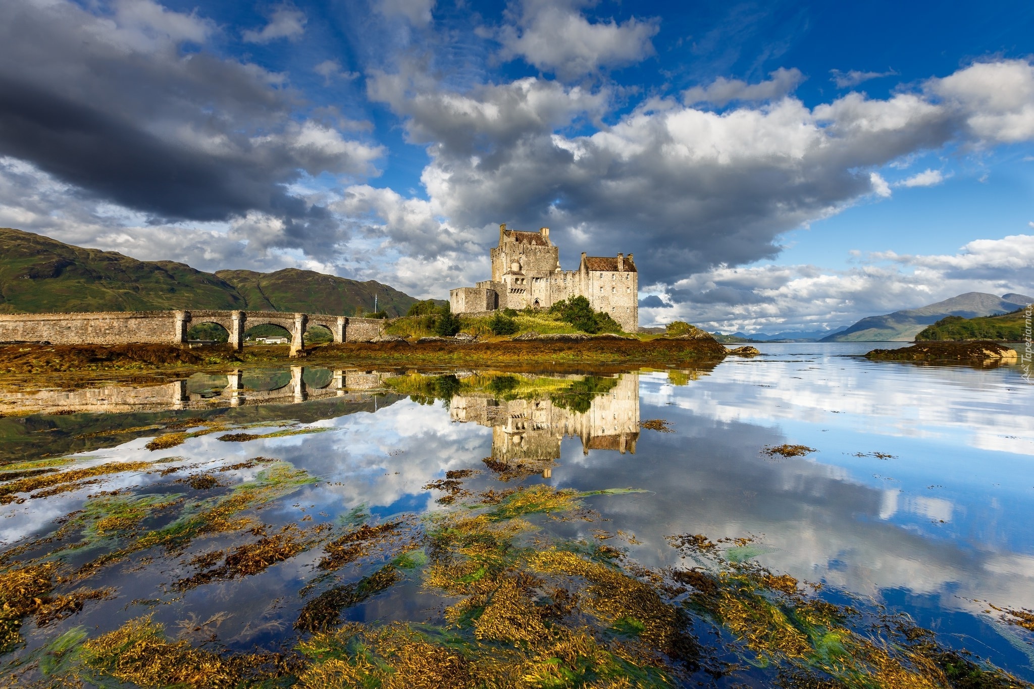 Szkocja, Zamek Eilean Donan Castle, Most, Wzgórza, Chmury, Odbicie Jezioro Loch Duich