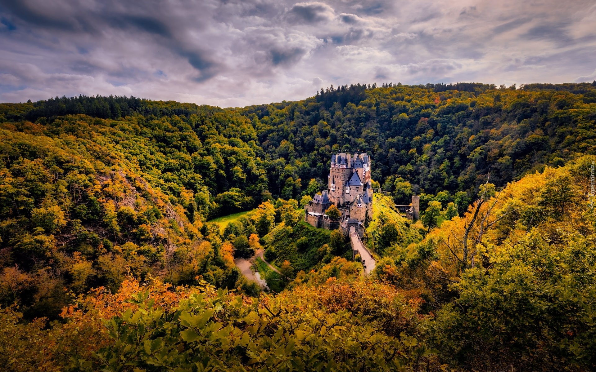 Zamek Eltz, Drzewa, Las, Jesień, Chmury, Gmina Wierschem, Nadrenia Palatynat, Niemcy