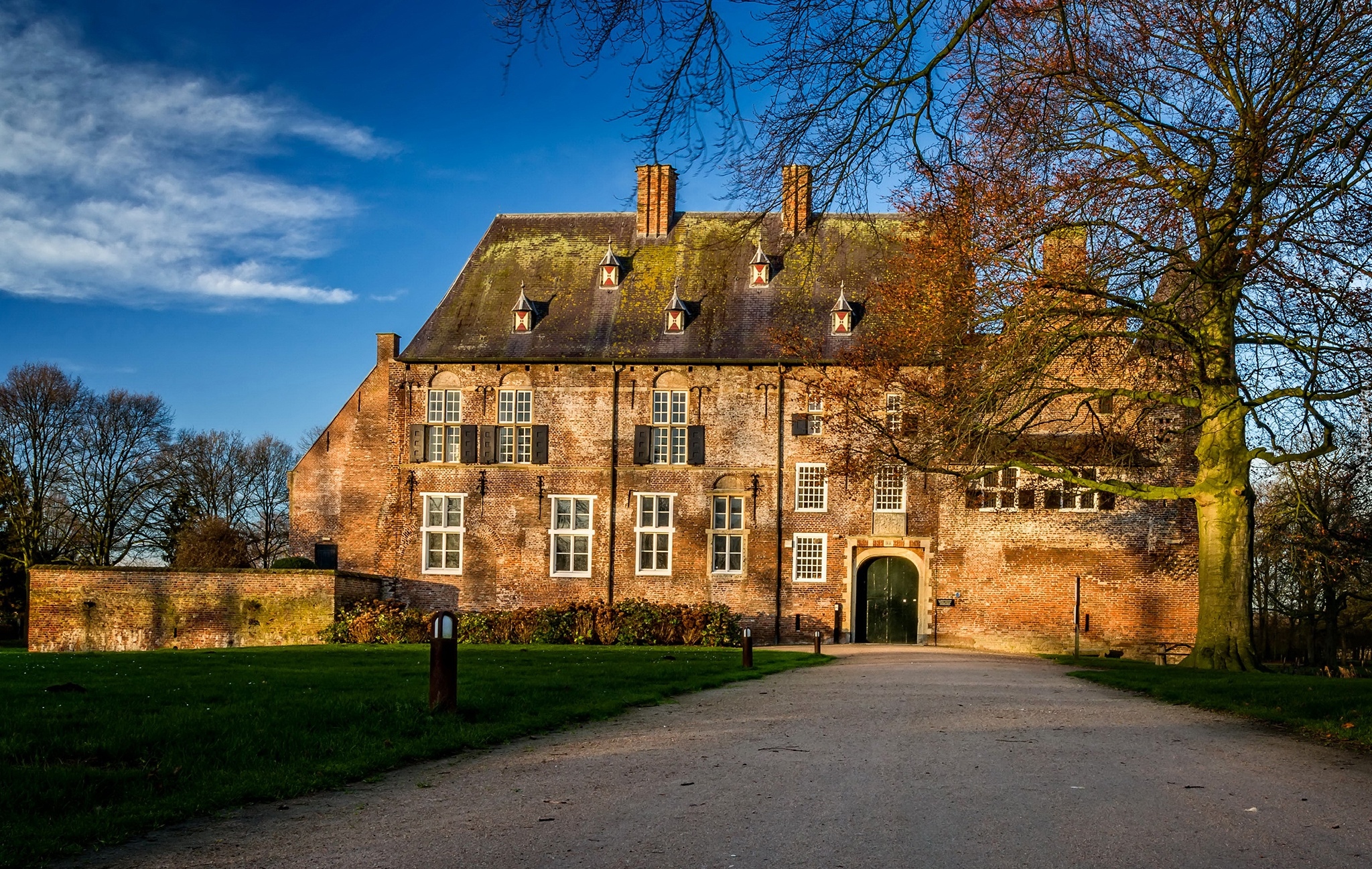 Zamek Hernen, Kasteel Hernen, Holandia, Gmina Wijchen, Wieś Hernen,  Muzeum, Ścieżka, Drzewa, Trawnik