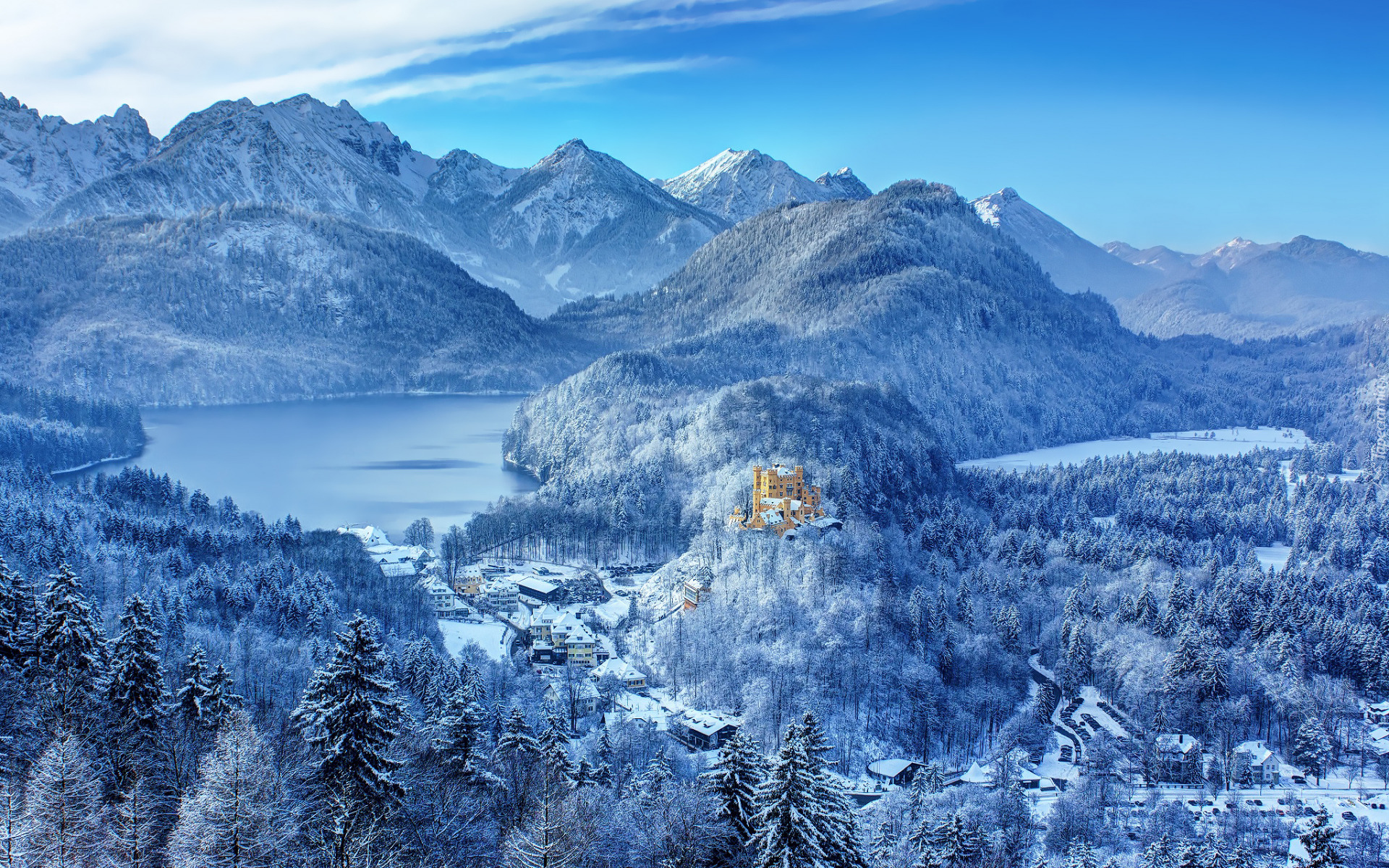 Zima, Lasy, Drzewa, Śnieg, Góry, Jezioro Alpsee, Jezioro Schwan, Zamek Hohenschwangau, Bawaria, Niemcy