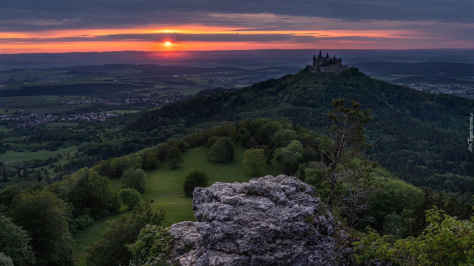 Niemcy, Badenia-Wirtembergia, Góra Hohenzollern, Zamek Hohenzollern, Zachód słońca, Las, Drzewa, Chmury, Wzgórza, Kamień