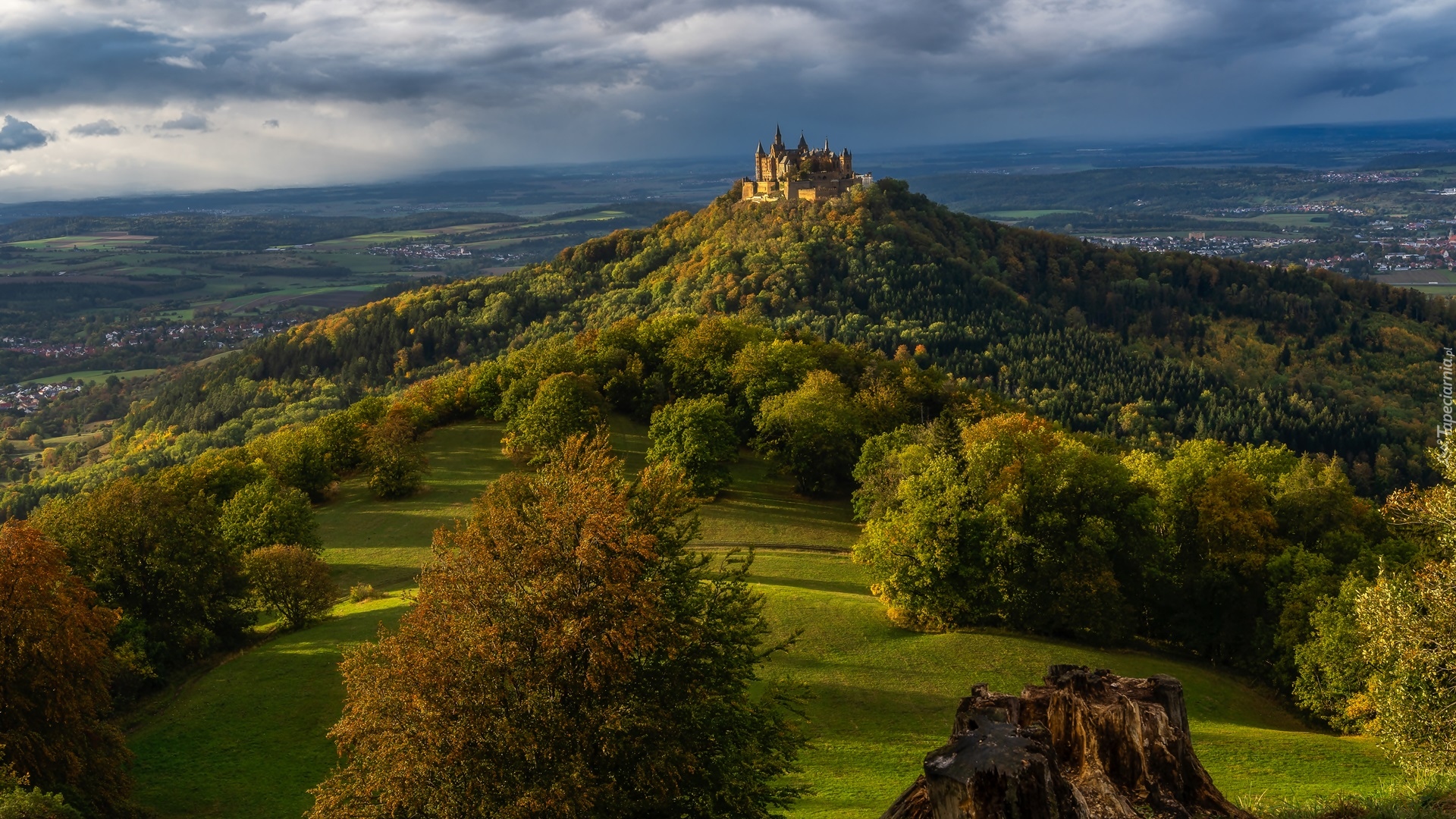 Góra Hohenzollern, Zamek Hohenzollern, Las, Drzewa, Chmury, Wzgórze, Badenia-Wirtembergia, Niemcy