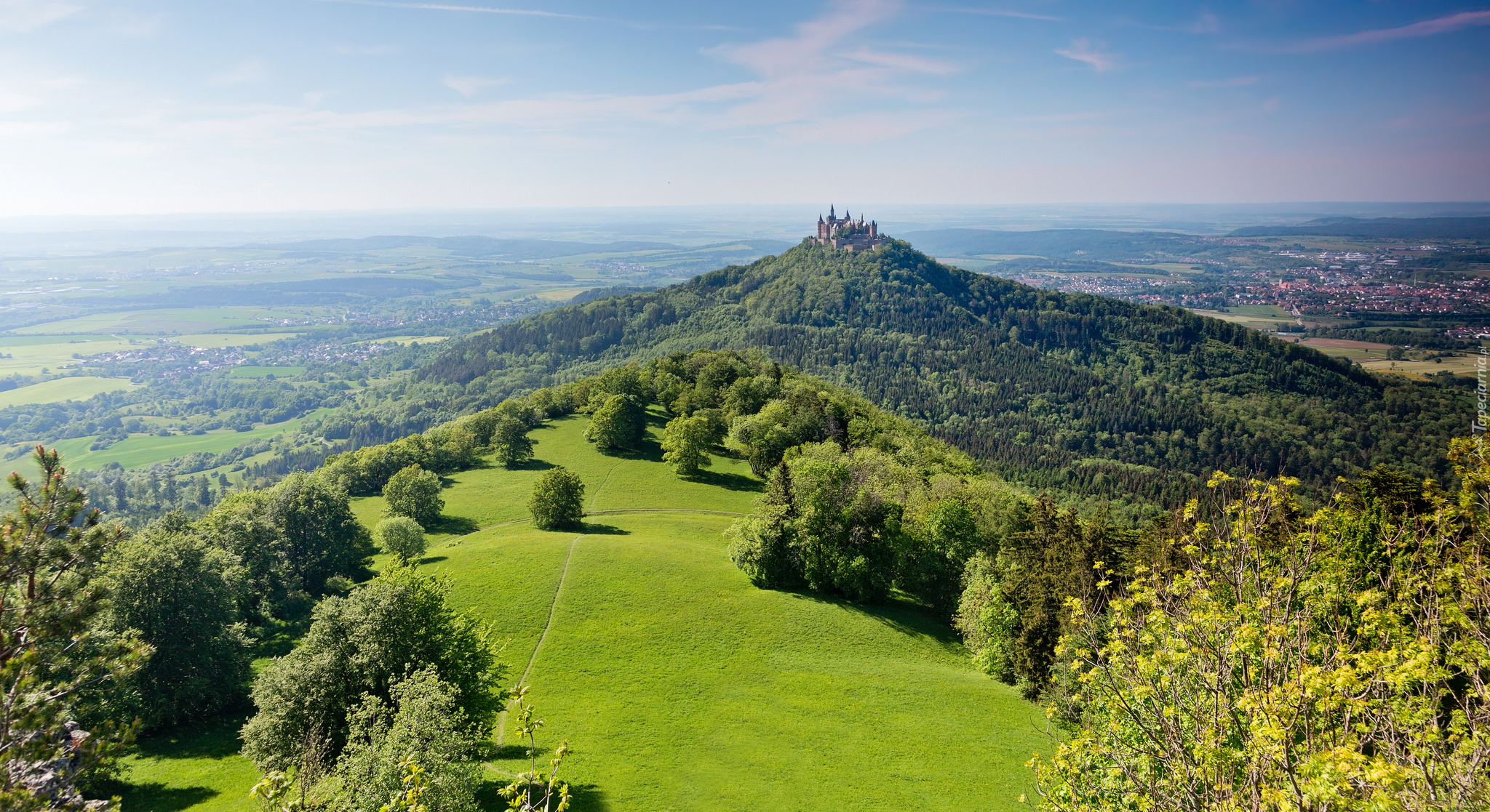 Góra Hohenzollern, Zamek Hohenzollern, Badenia-Wirtembergia, Niemcy, Las, Jesień, Chmury, Wzgórze