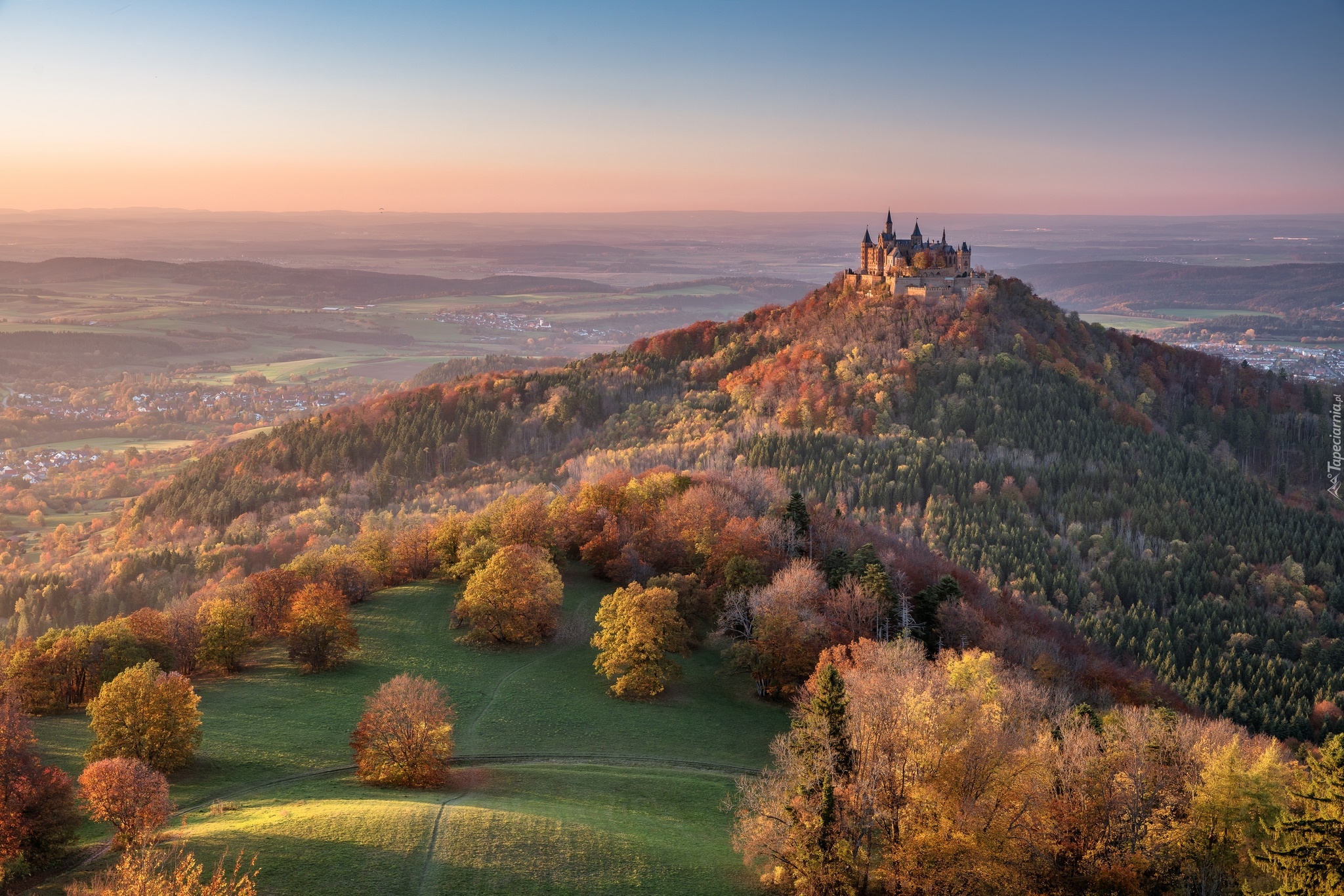 Niemcy, Badenia-Wirtembergia, Hechingen, Zamek Hohenzollern, Jesień, Góra, Drzewa, Pola