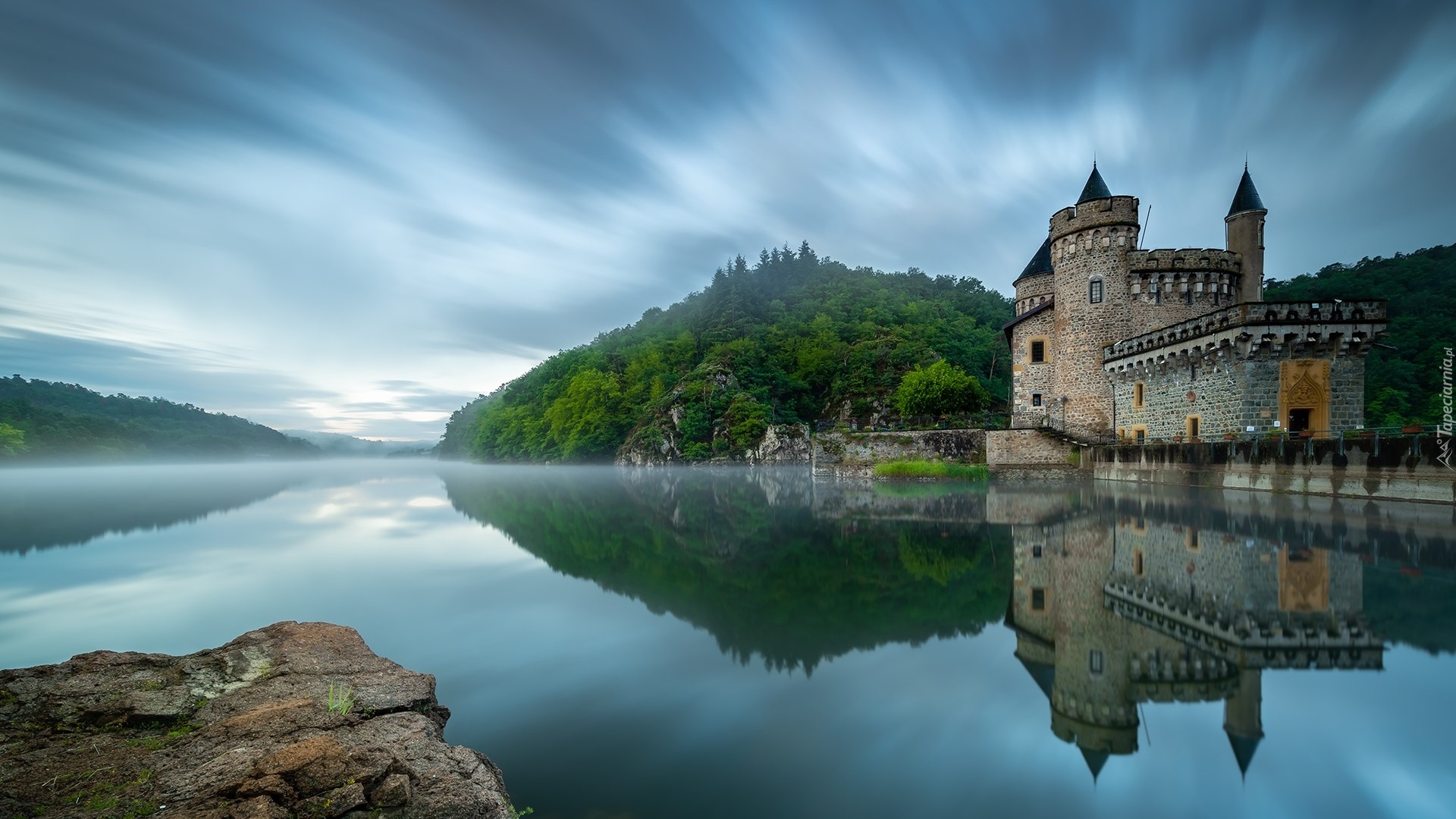 Francja, Gmina Saint Priest la Roche, Zamek La Roche, Jezioro Lac de Villerest, Wzgórza, Drzewa, Mgła