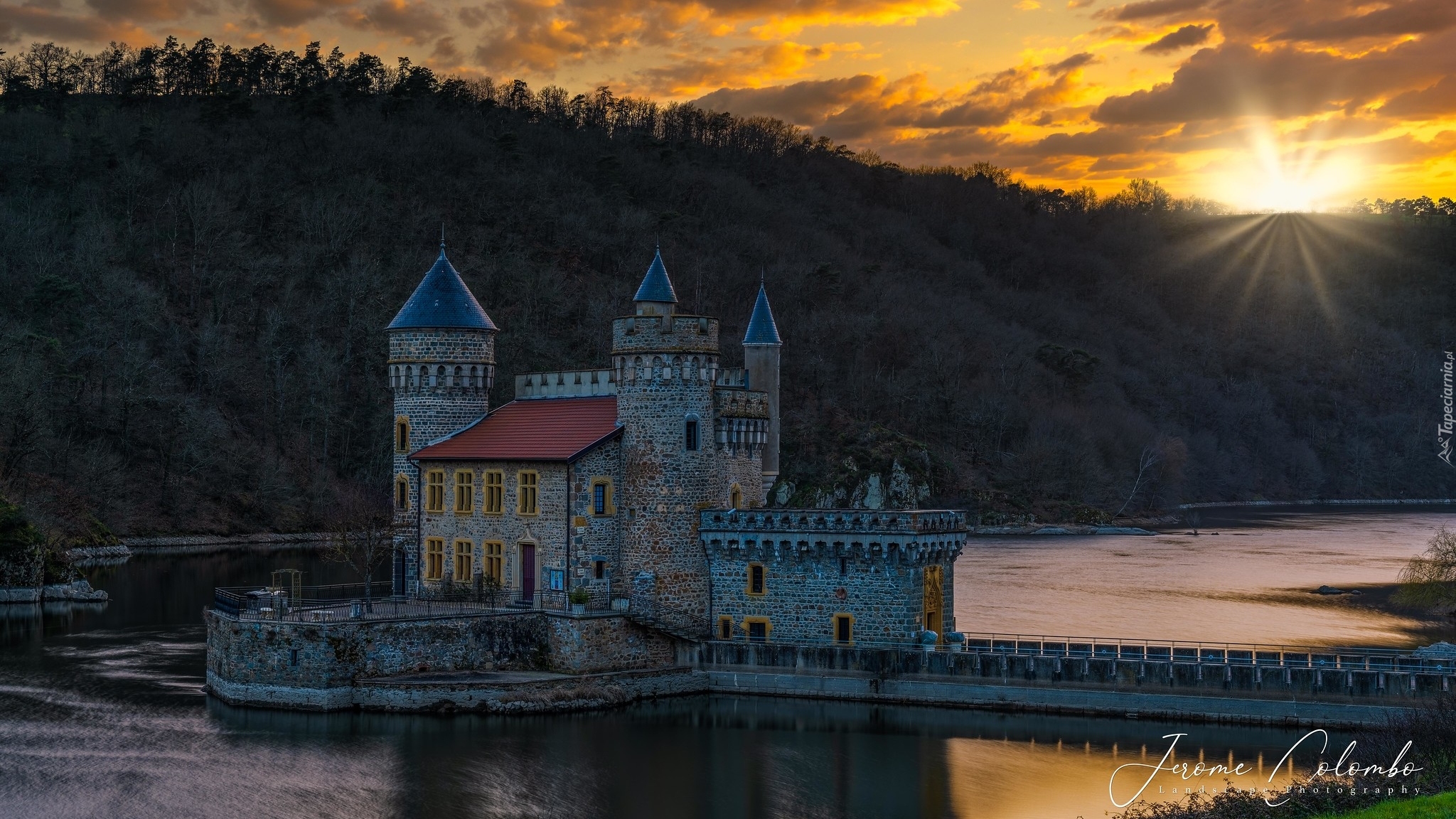 Francja, Region Owernia-Rodan-Alpy, Zamek La Roche, Zachód słońca, Jezioro