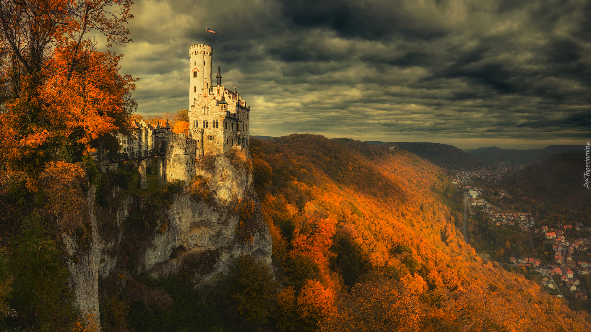 Zamek Lichtenstein Castle, Góry, Dolina, Miasteczko Lichtenstein, Skały, Drzewa, Jesień, Chmury, Badenia-Wirtembergia, Niemcy