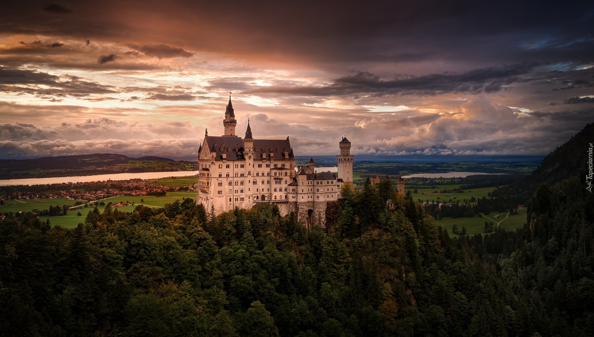 Zamek Neuschwanstein, Skały, Drzewa, Chmury, Niemcy, Bawaria