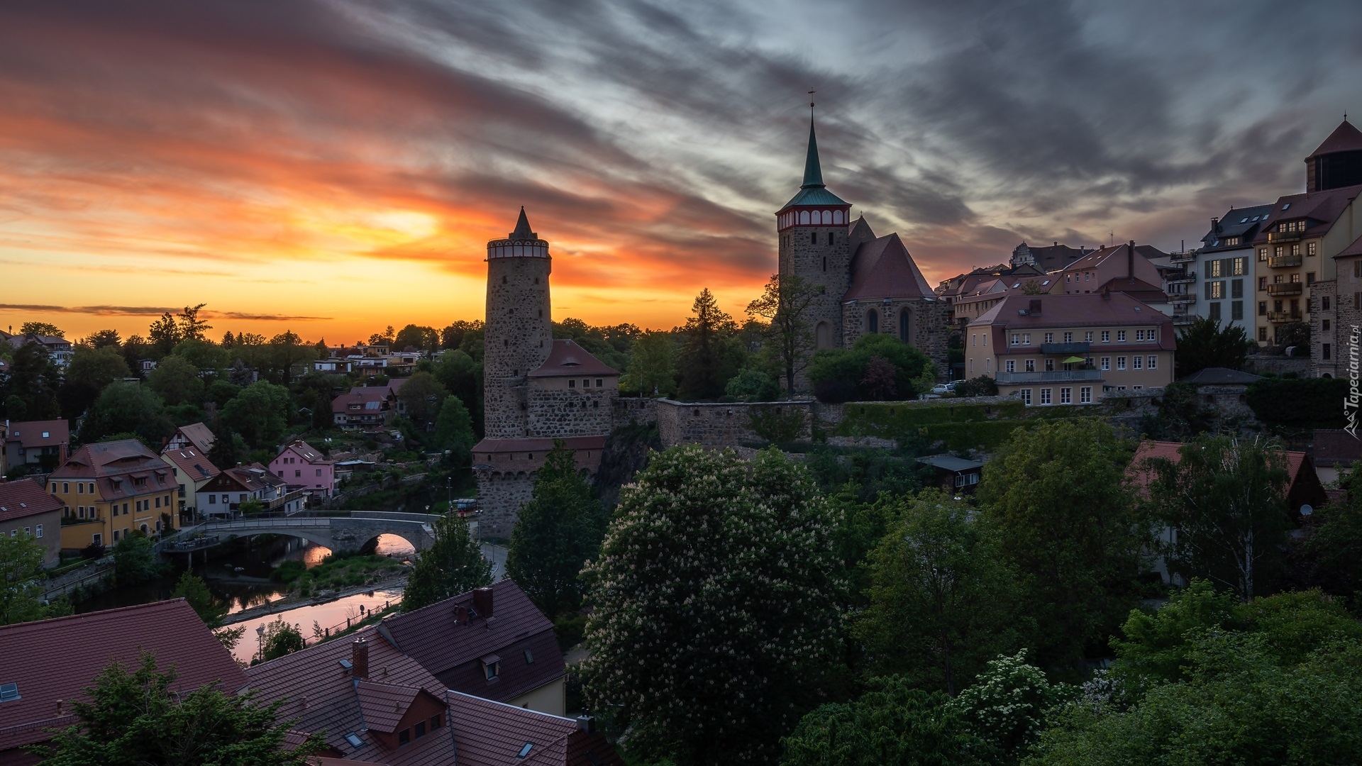 Niemcy, Saksonia, Budziszyn, Bautzen, Rzeka Sprewa, Most, Zamek Ortenburg, Drzewa, Chmury, Zachód słońca