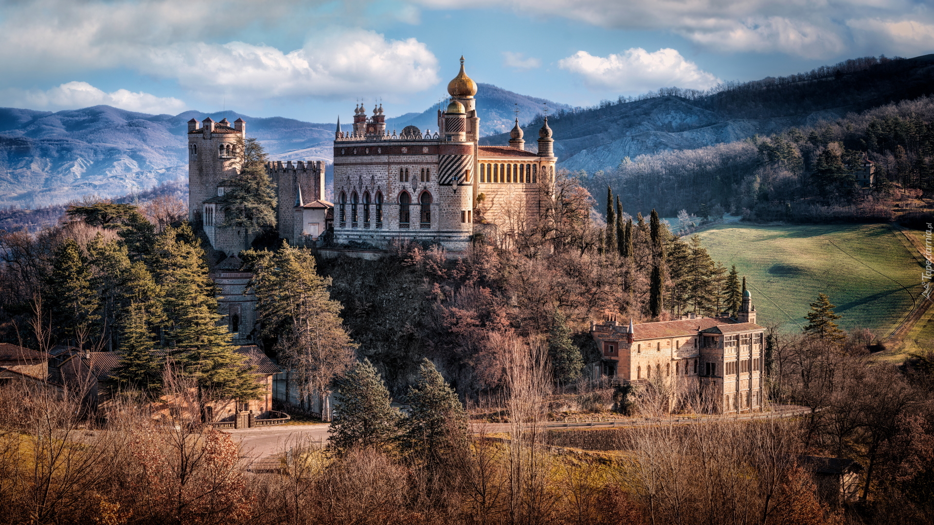 Zamek, Pałacyk, Rocchetta Mattei, Wzgórza, Drzewa, Jesień, Gmina Grizzana Morandi, Włochy
