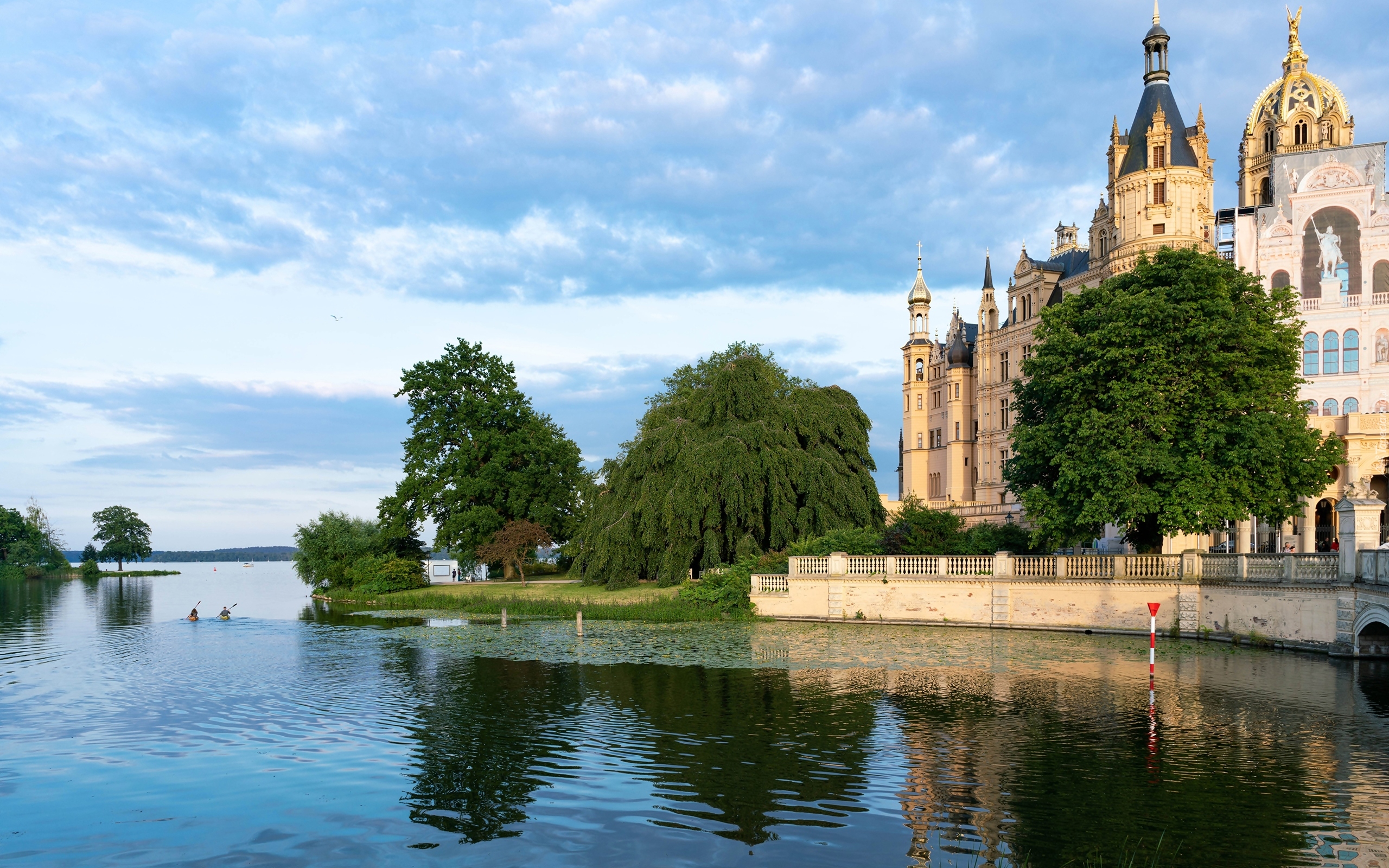 Niemcy, Schwerin, Jezioro, Schweriner See, Zamek Schwerin, Drzewa