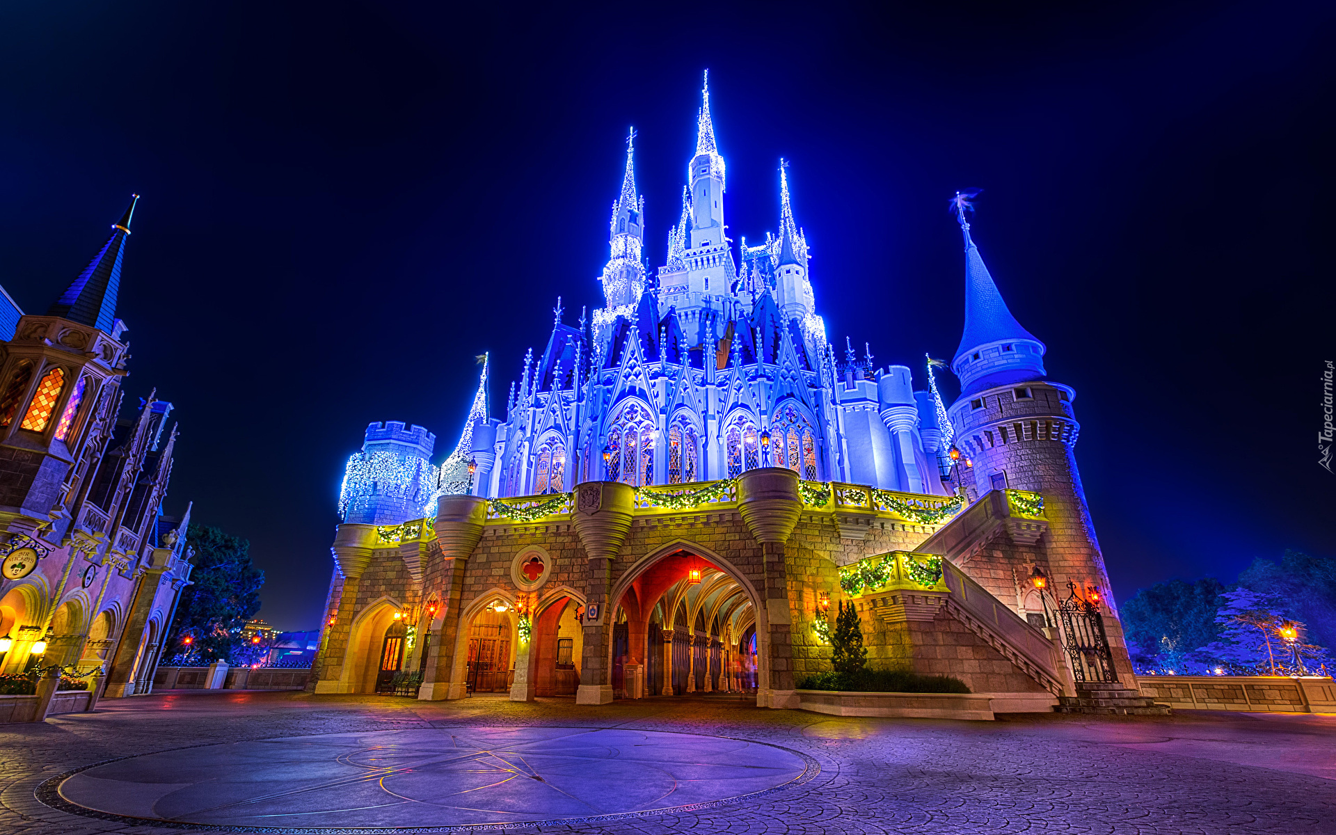 Stany Zjednoczone, Stan Floryda, Miasto Bay Lake, Park rozrywki Walt Disney World, Magic Kingdom, Zamek Kopciuszka, Disneyland, Oświetlony, Zamek