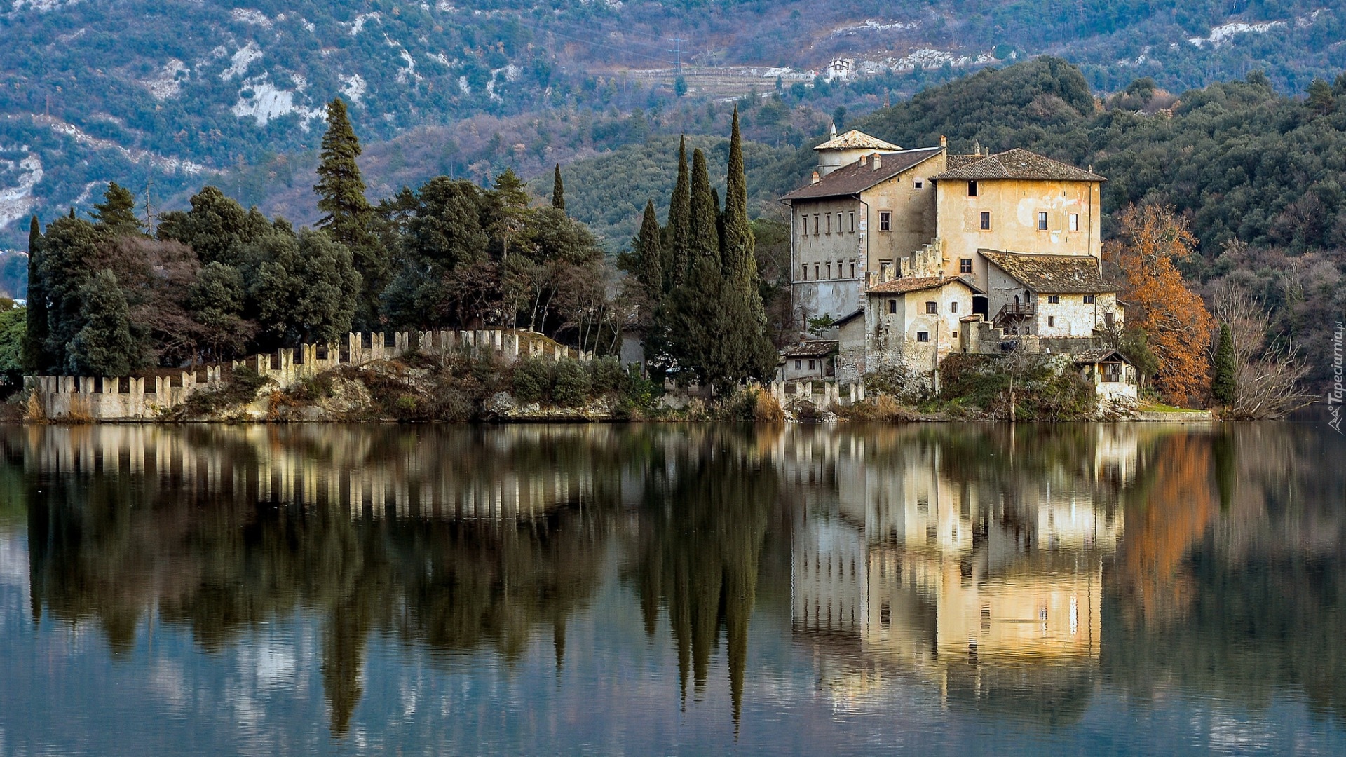 Włochy, Region Trydent-Górna Adyga, Jezioro Toblino, Zamek Toblino, Drzewa
