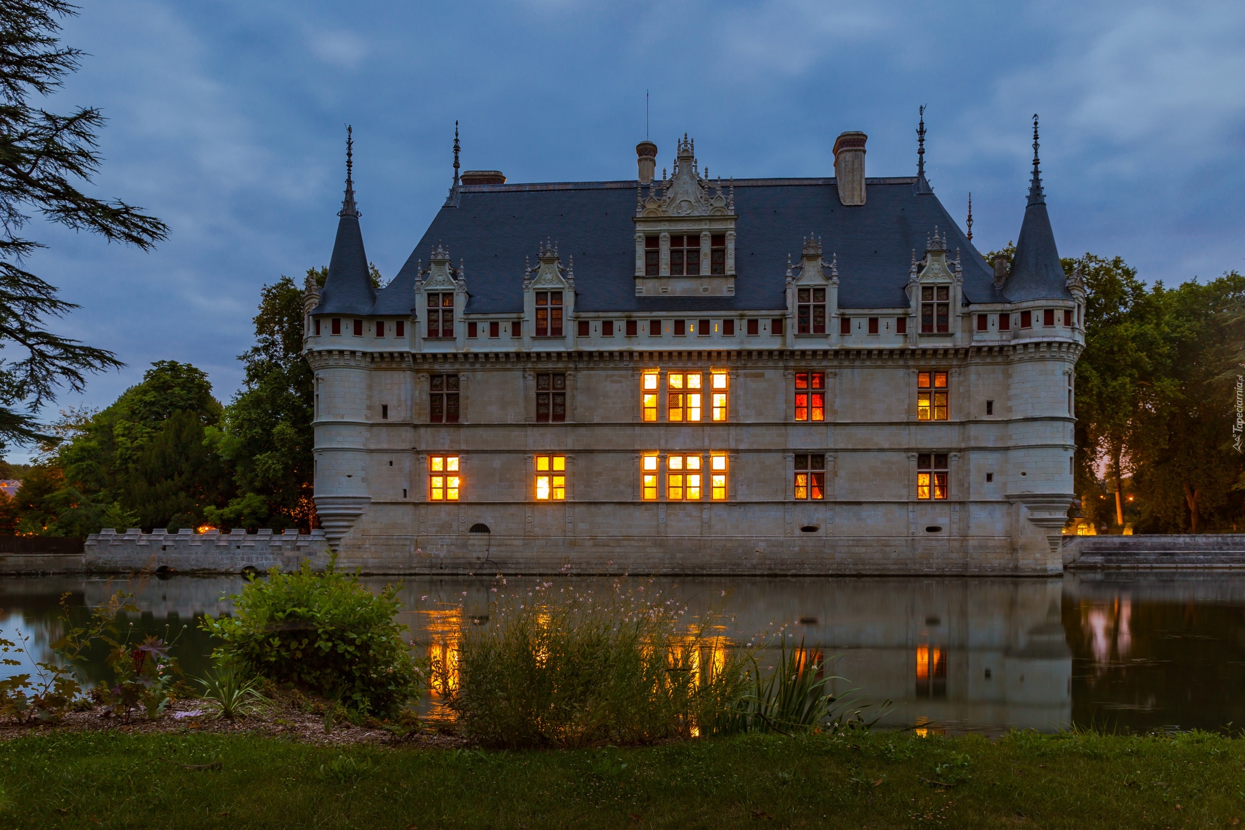 Francja, Zamek w Azay-le-Rideau, Rzeka Indre, Wieczór