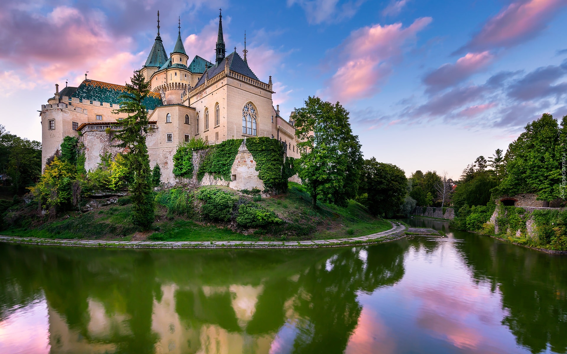 Zamek w Bojnicach, Drzewa, Chmury, Bojnice, Słowacja