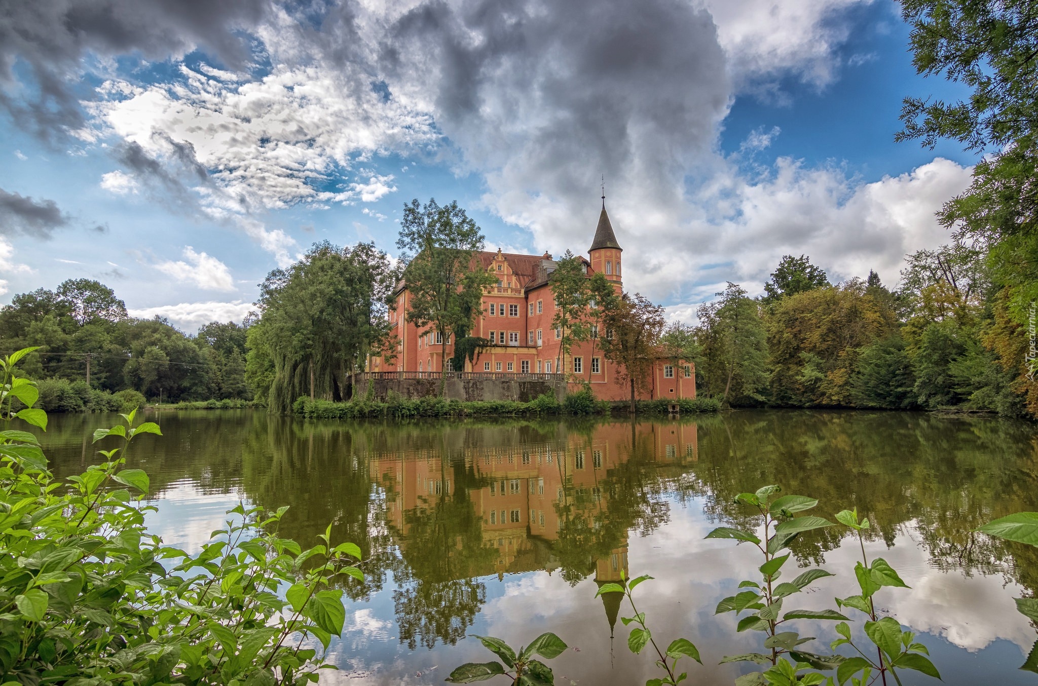 Zamek w Taufkirchen, Gmina Taufkirchen, Bawaria, Niemcy, Powiat Monachium, Staw, Drzewa