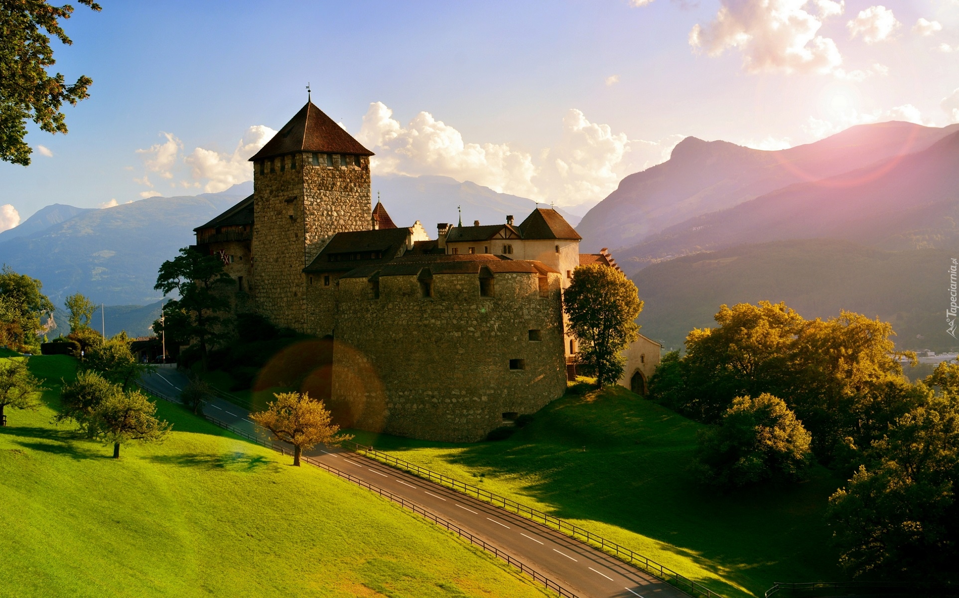 Liechtenstein, Vaduz, Zamek w Vaduz, Góry Alpy, Droga, Drzewa