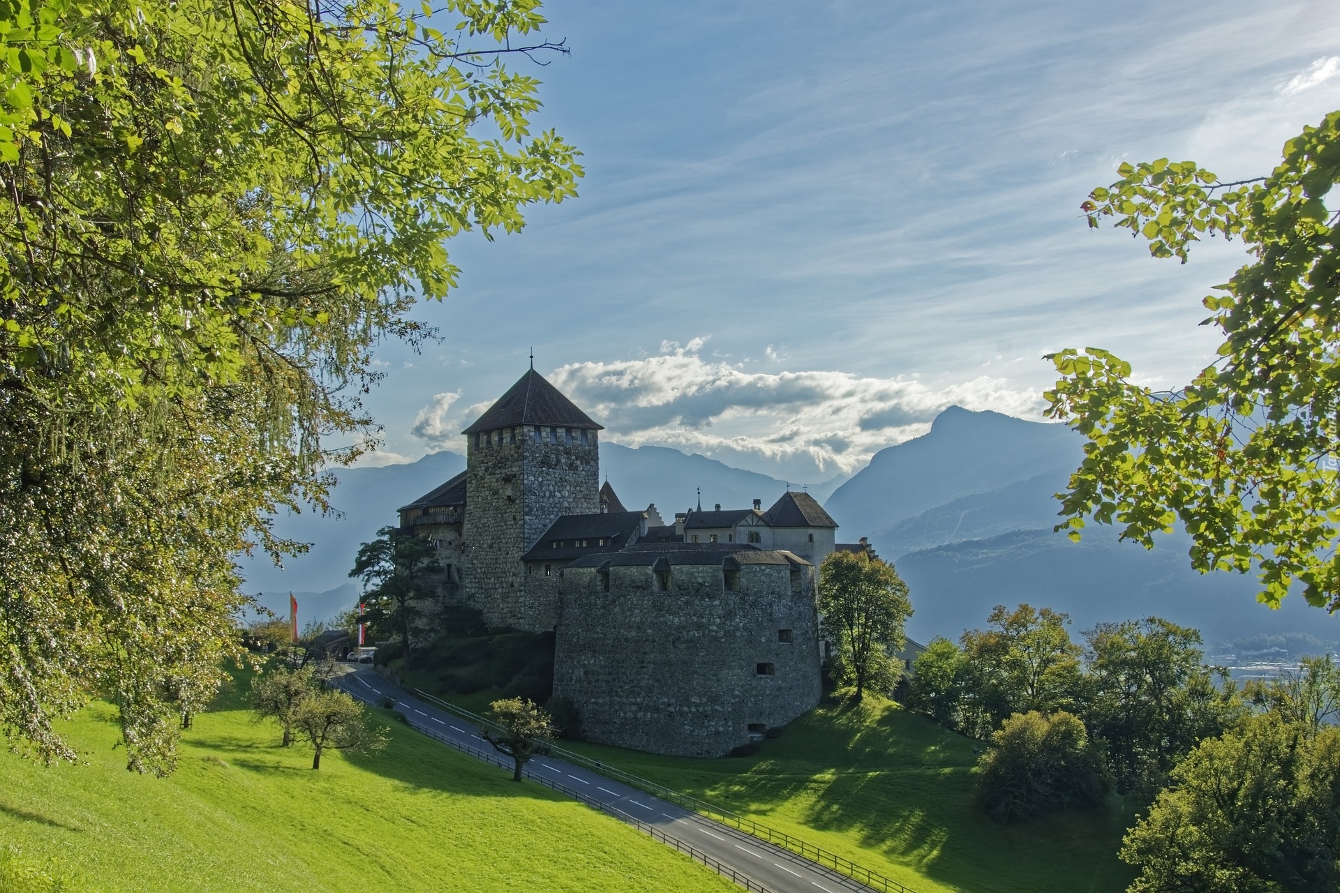 Księstwo, Liechtenstein, Vaduz, Zamek w Vaduz, Droga, Drzewa, Góry