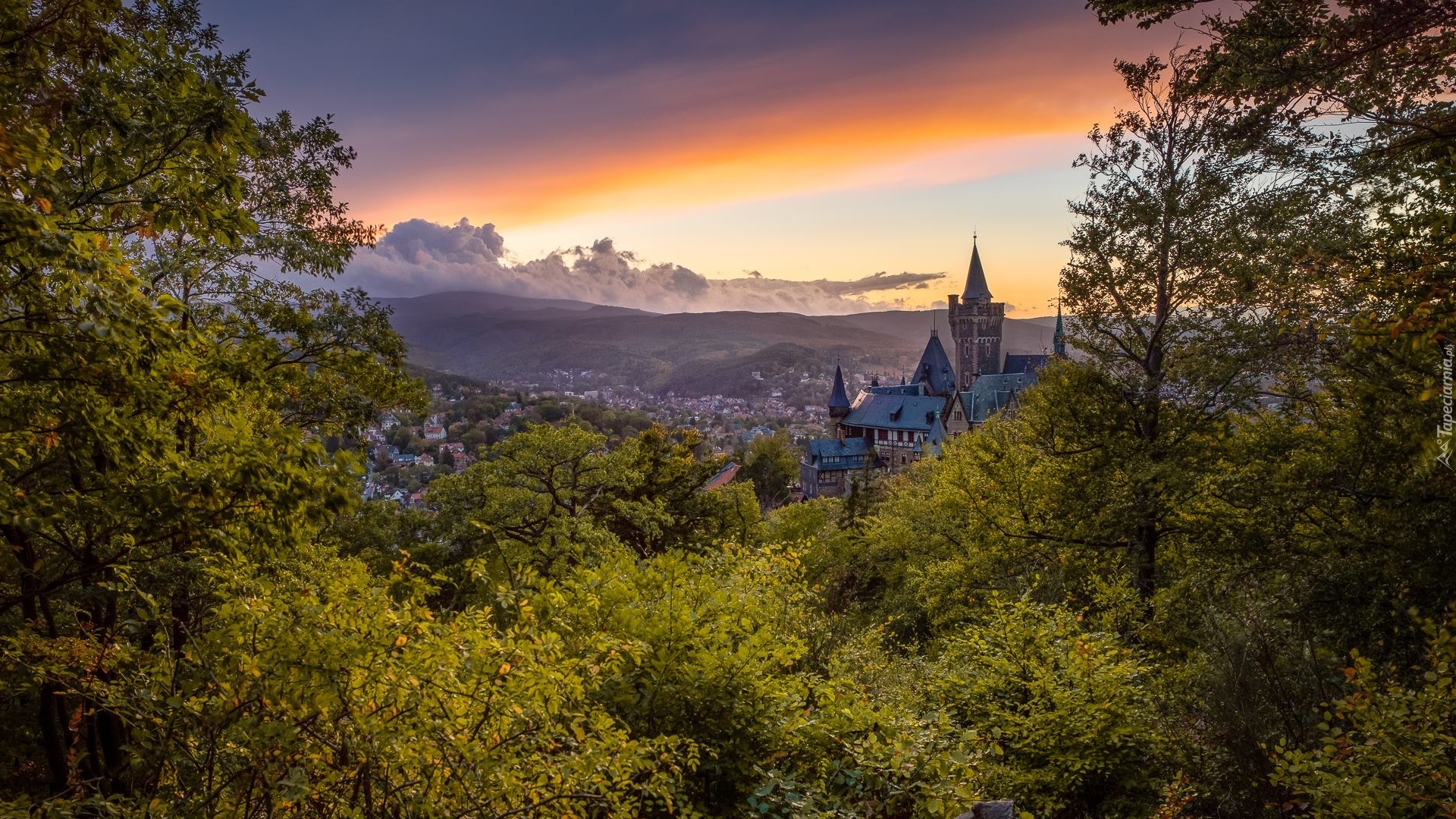 Wzgórza, Zamek Wernigerode, Drzewa, Zachód słońca, Chmury, Wernigerode, Powiat Harz, Niemcy