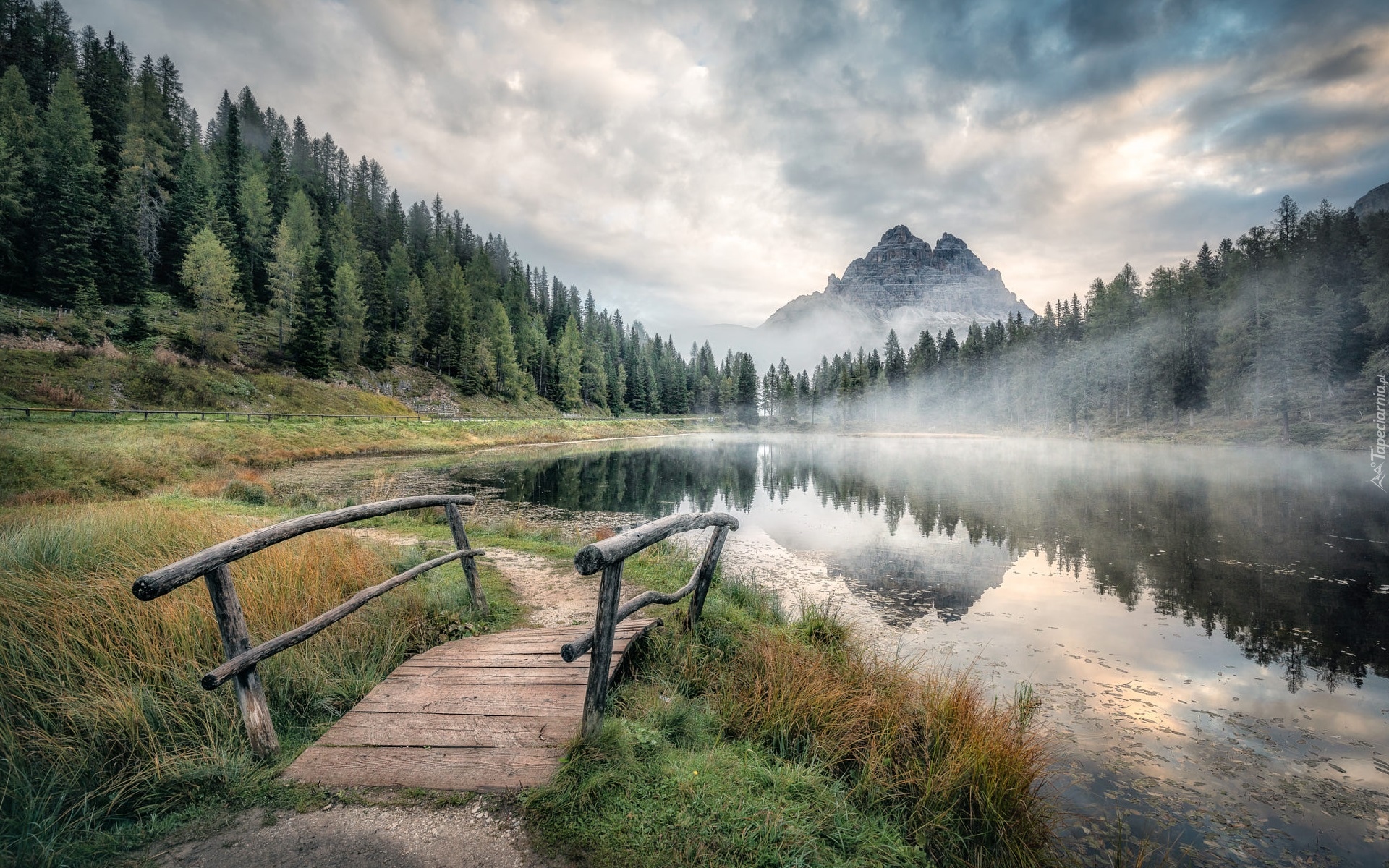 Jezioro, Antorno Lake, Góry Dolomity, Masyw Tre Cime di Lavaredo, Las, Drzewa, Mostek, Mgła, Chmury, Prowincja Belluno, Włochy