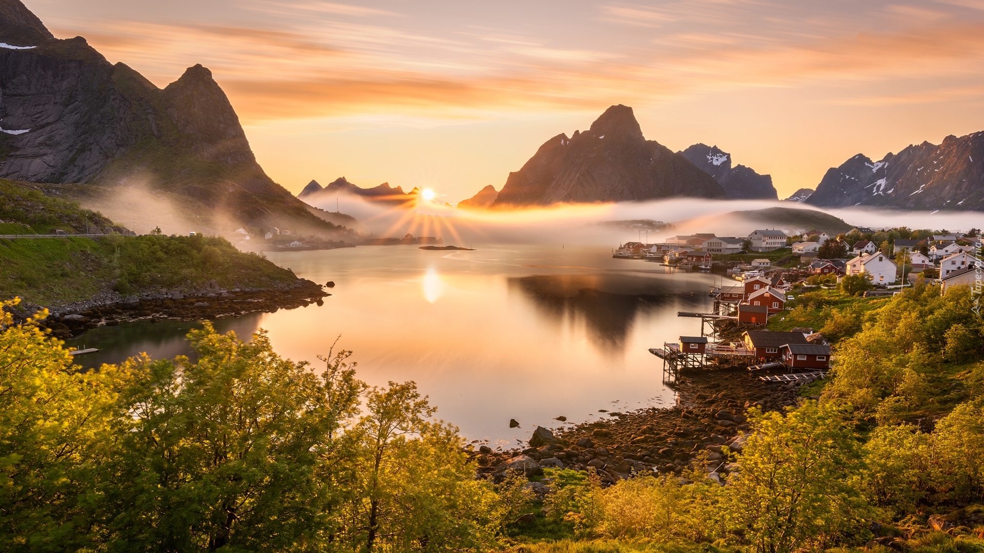 Norwegia, Lofoty, Wieś Reine, Morze Norweskie, Domy, Góry, Mgła, Wschód słońca