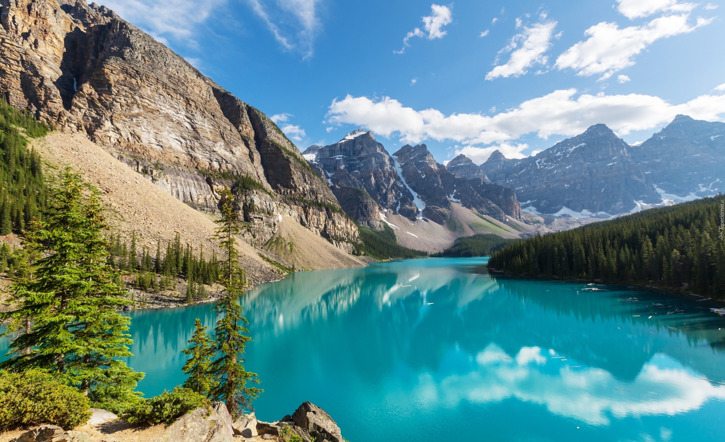 Kanada, Prowincja Alberta, Park Narodowy Banff, Jezioro Moraine, Drzewa, Chmury