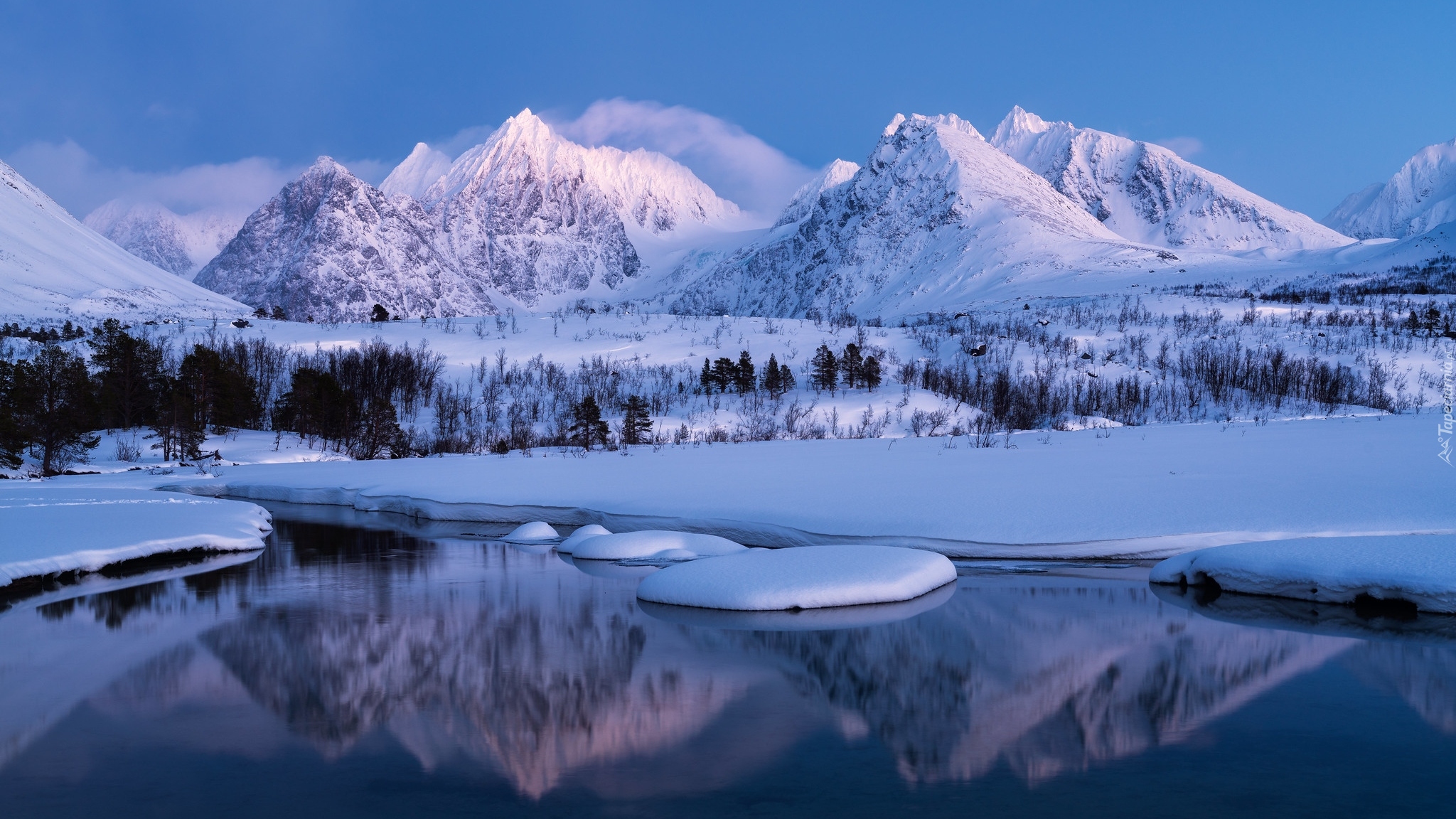 Norwegia, Góry Śnieżne, Rzeka Stortindelva, Ośnieżone, Szczyty, Drzewa, Odbicie