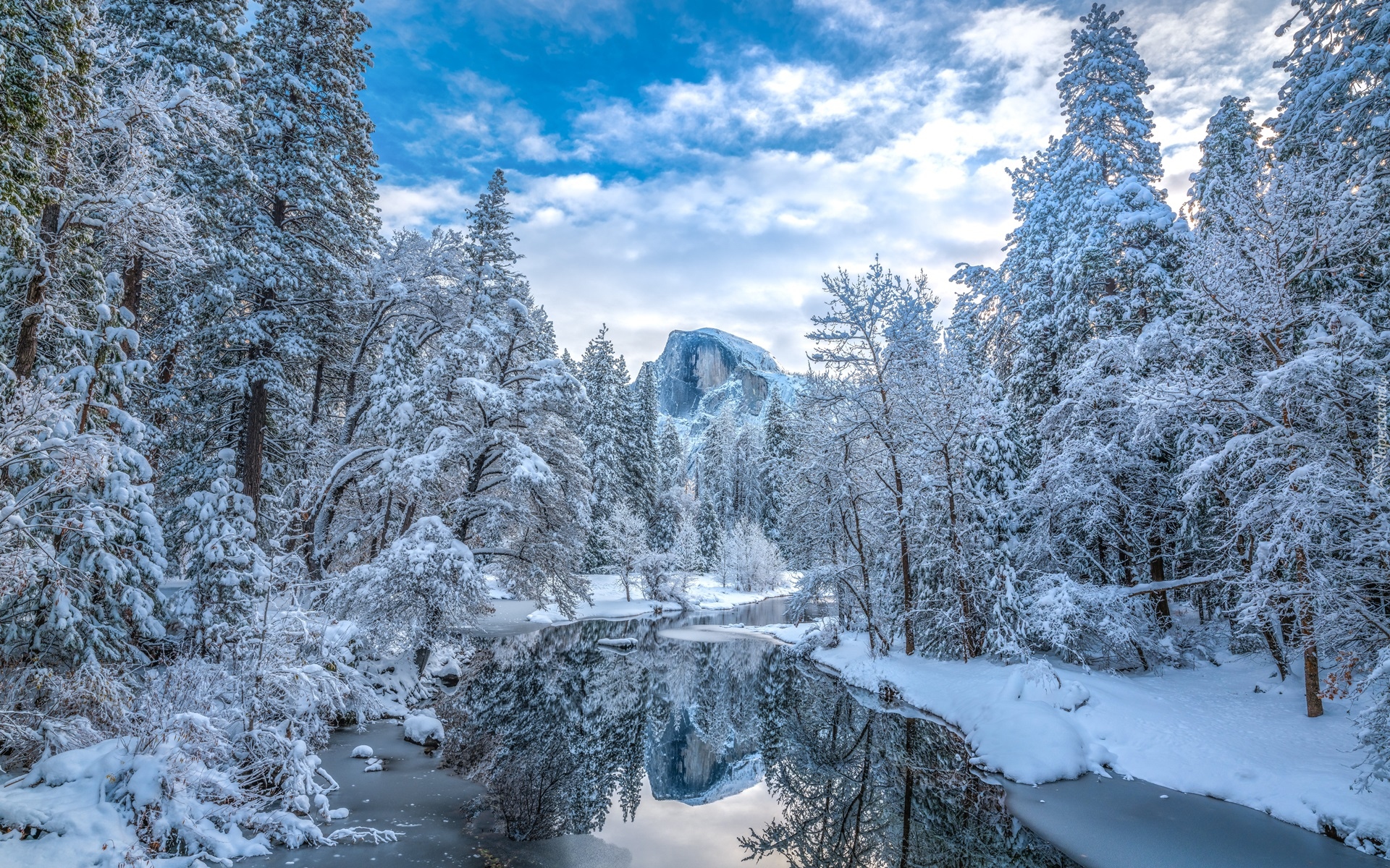 Stany Zjednoczone, Kalifornia, Park Narodowy Yosemite, Góra, Half Dome, Rzeka, Merced River, Zima, Ośnieżone, Drzewa, Chmury