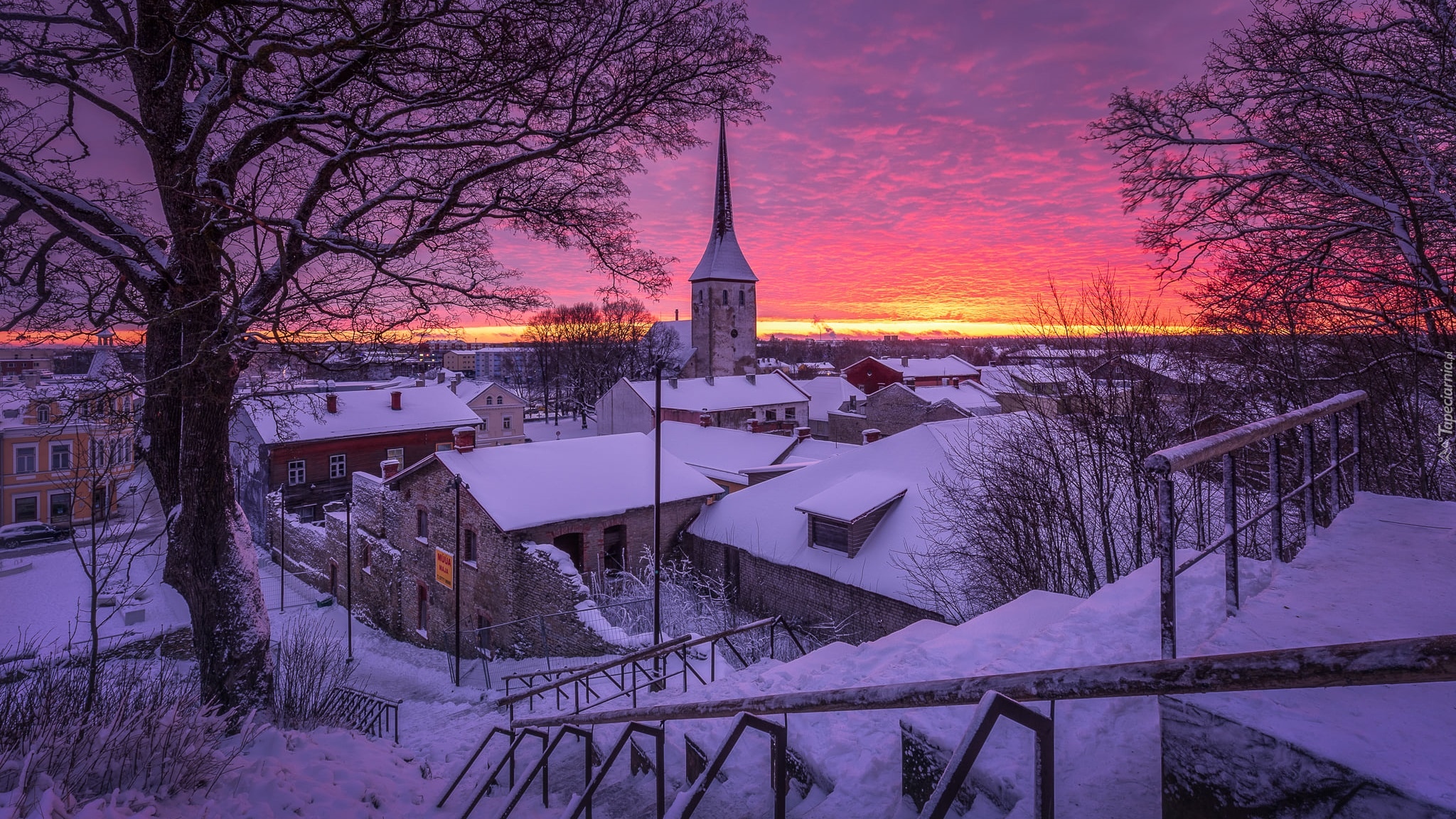 Zima, Domy, Kościół, Drzewa, Zachód słońca, Miasto Rakvere, Estonia