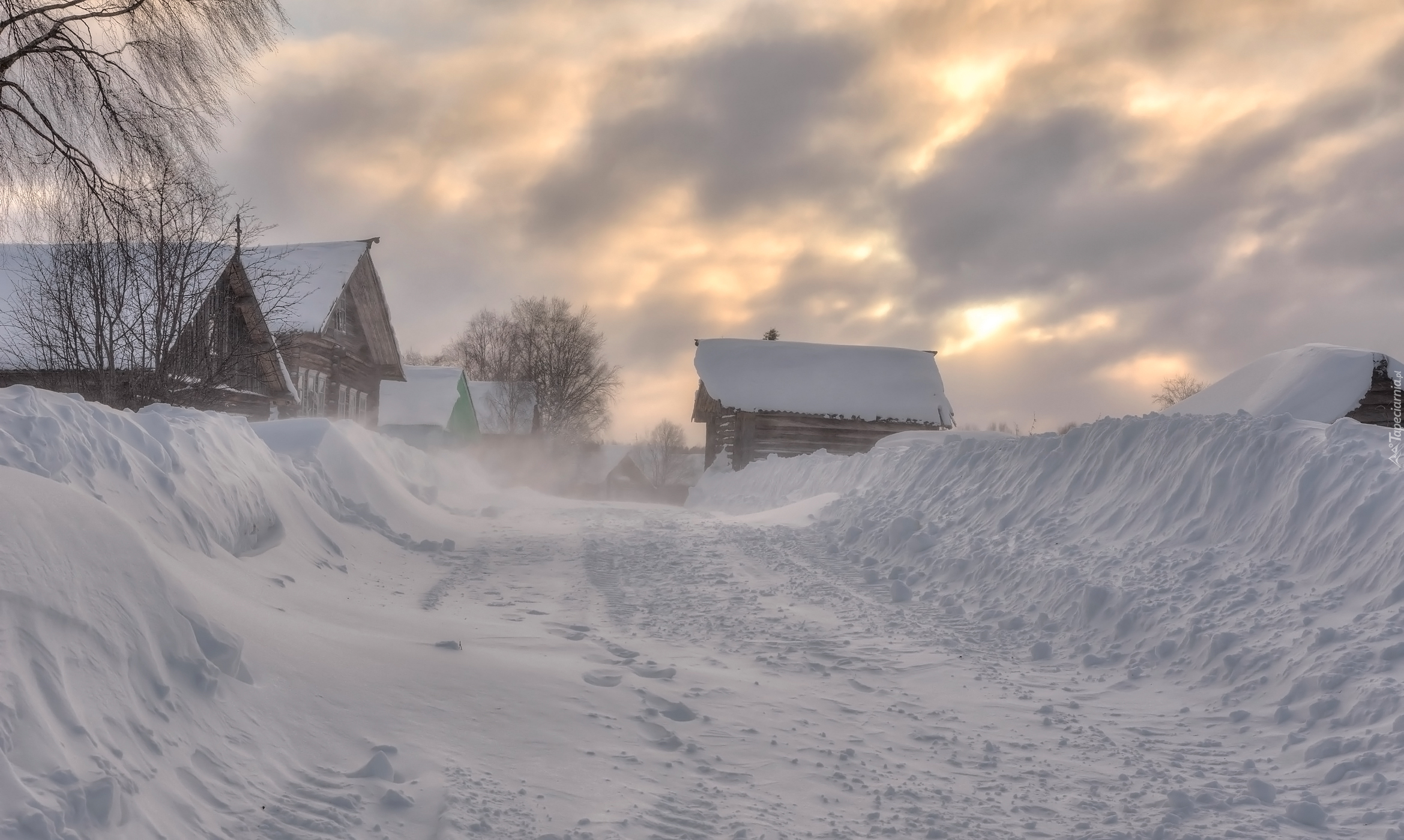 Вид холодно. Зимняя деревня. Деревня в снегу. Сугробы в деревне. Снежная буря в деревне.