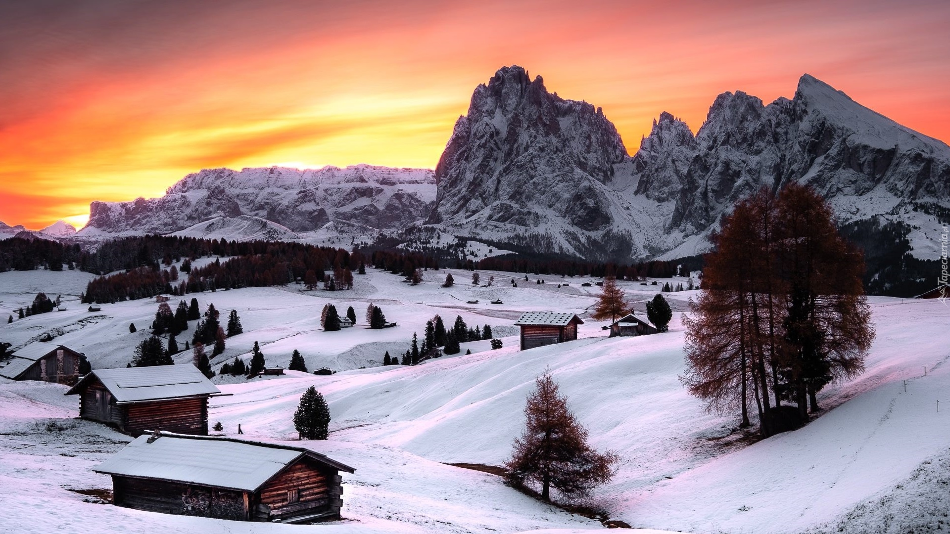 Włochy, Płaskowyż Seiser Alm, Dolina Val Gardena, Dolomity, Góry Sassolungo, Drewniane, Domki, Drzewa, Zima, Wschód słońca