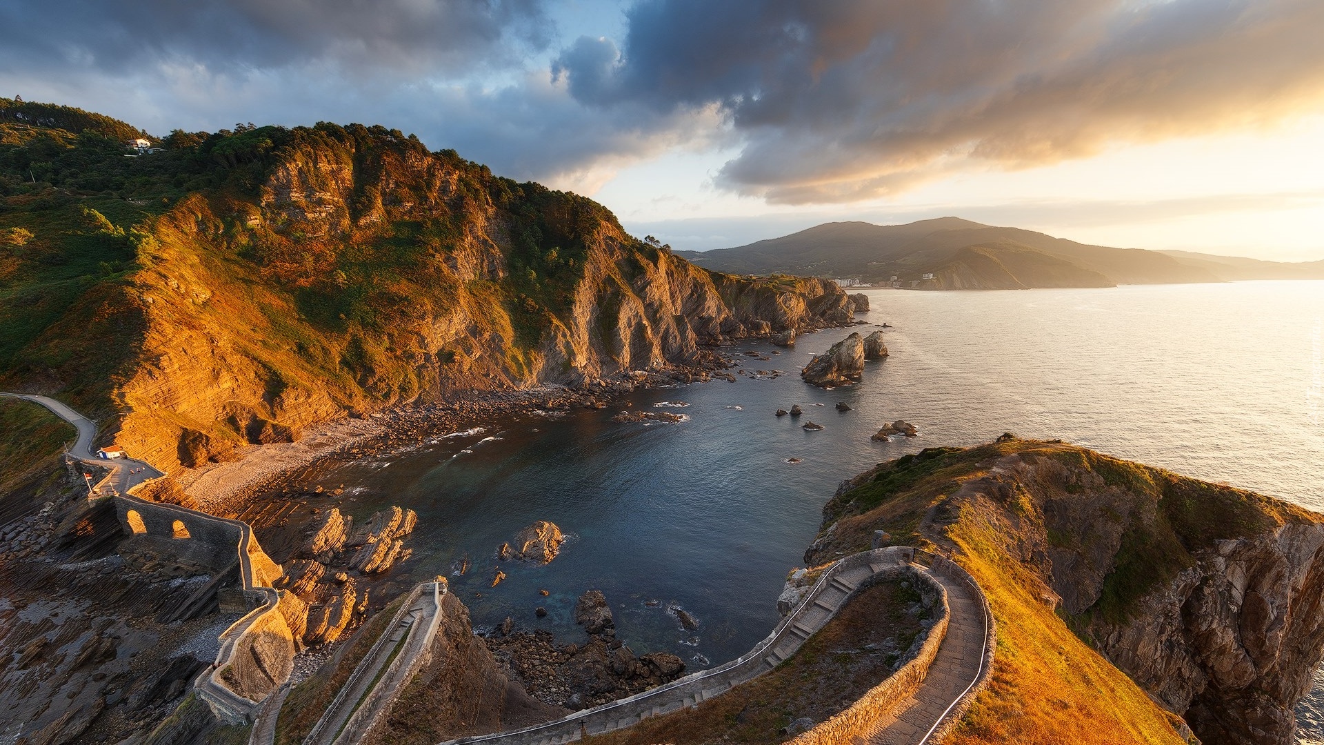 Morze, Zatoka Biskajska, Wybrzeże, Góry, Skały, Chmury, Wyspa San Juan de Gaztelugatxe, Hiszpania