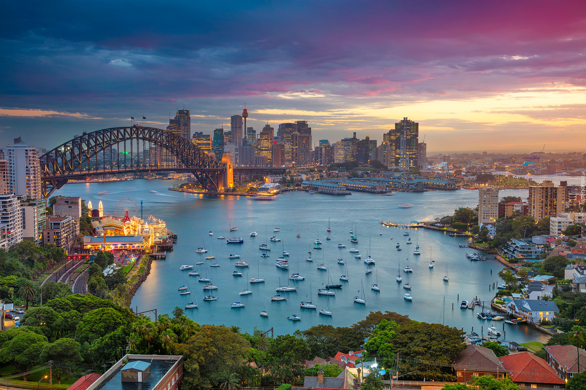 Australia, Sydney, Most Harbour Bridge, Zatoka Port Jackson, Zmierzch, Łodzie, Domy
