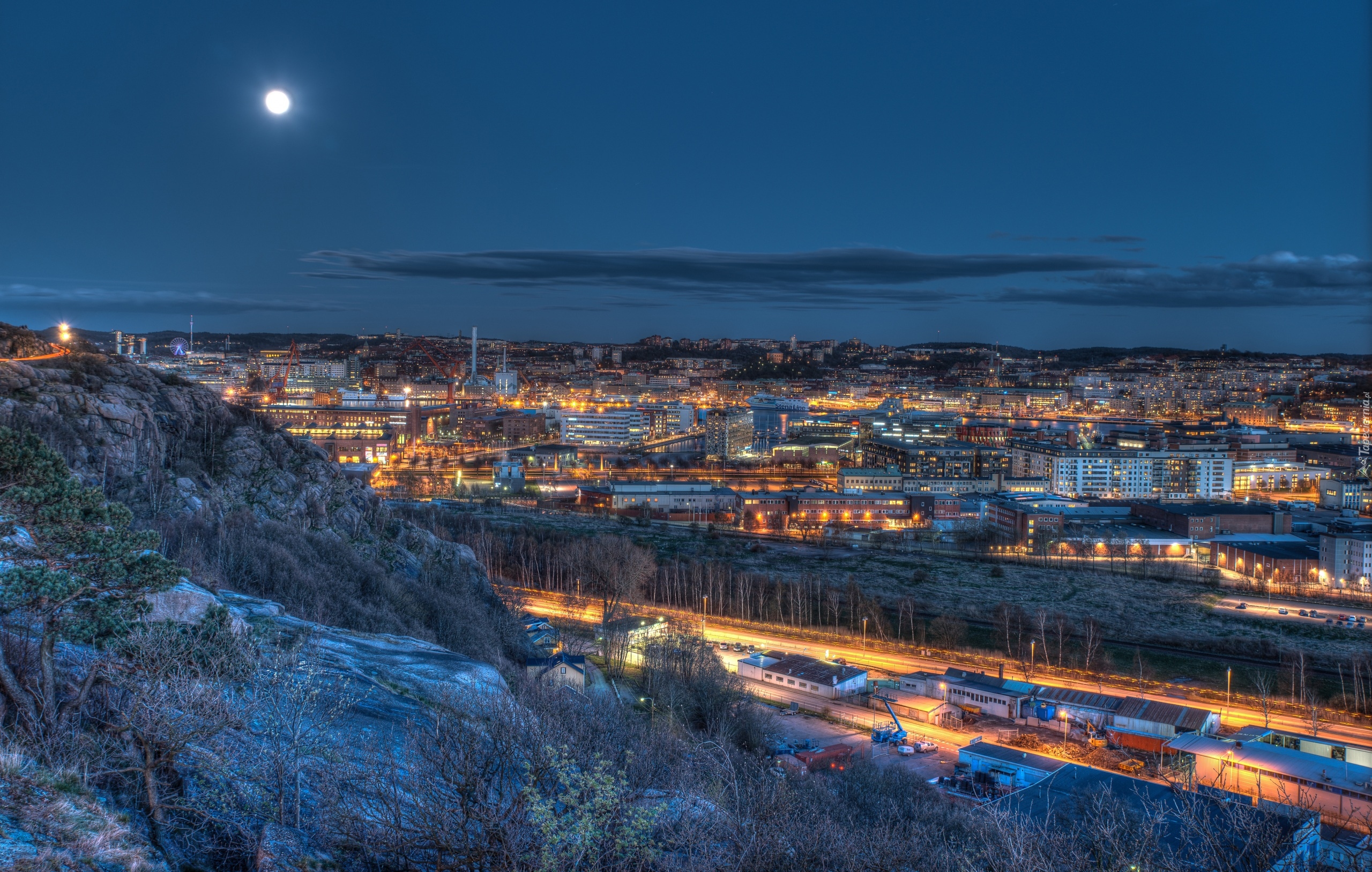 Szwecja, Miasto Göteborg, Wyspa Hisingen, Zbocze, Góra Ramberget, Wieczór