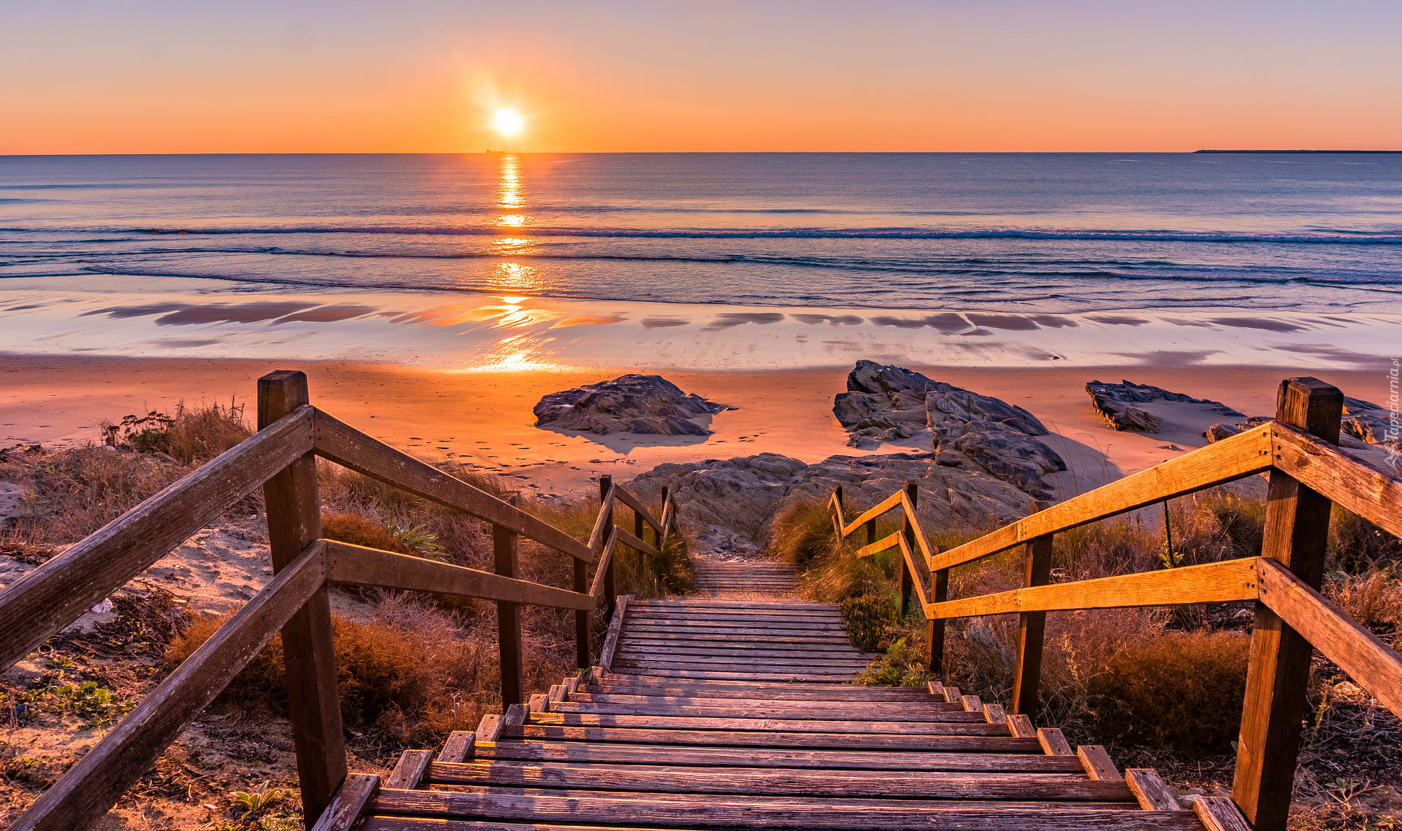 Plaża Praia de Sao Torpes, Miejscowość Sines, Portugalia, Kamienie, Schody, Morze, Zachód słońca