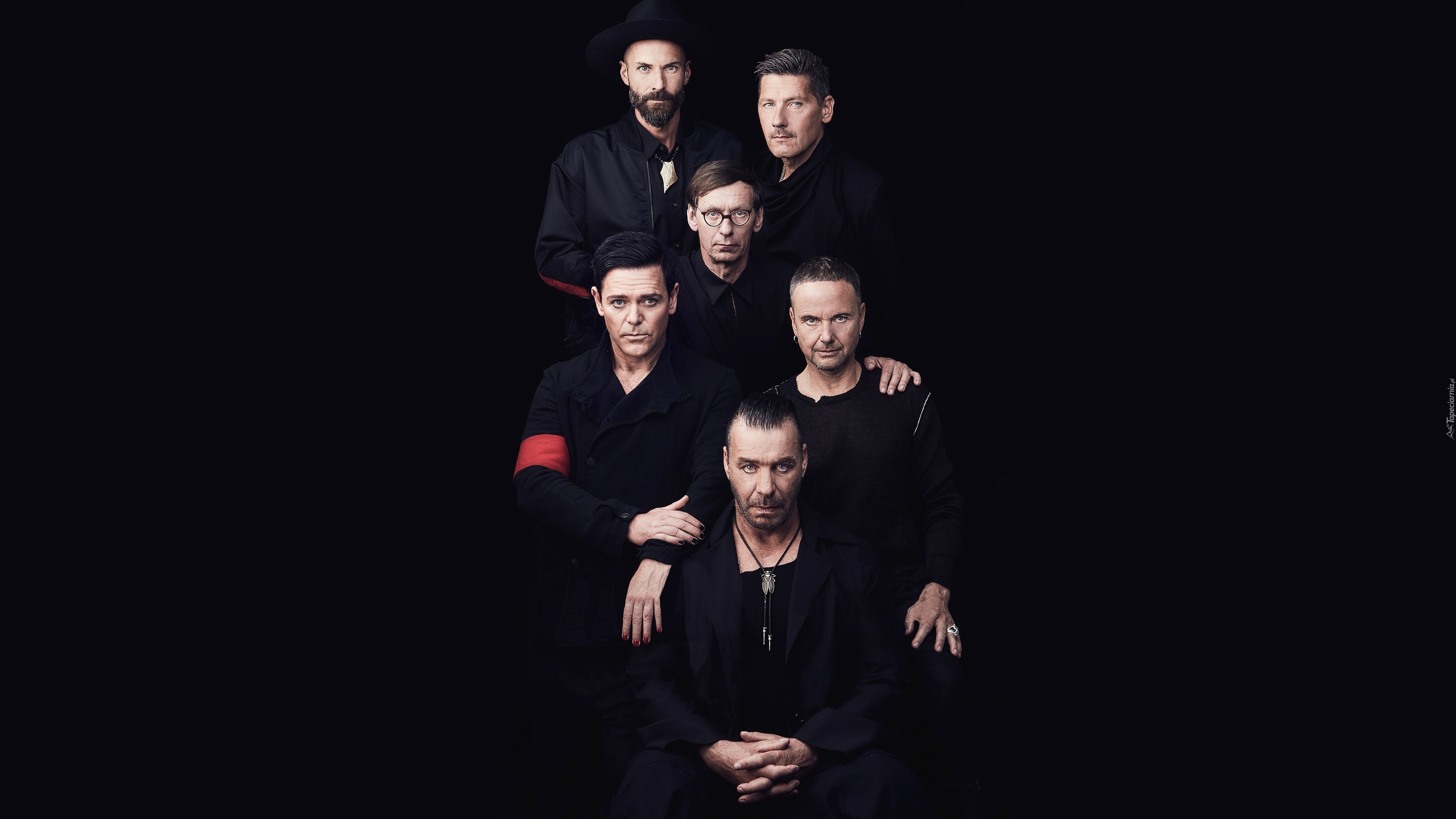 Niemiecki, Zespół, Rammstein, Till Lindemann, Richard Z. Kruspe, Paul Landers, Oliver Riedel, Christoph Schneider, Christian Lorenz, Czarne, Tło