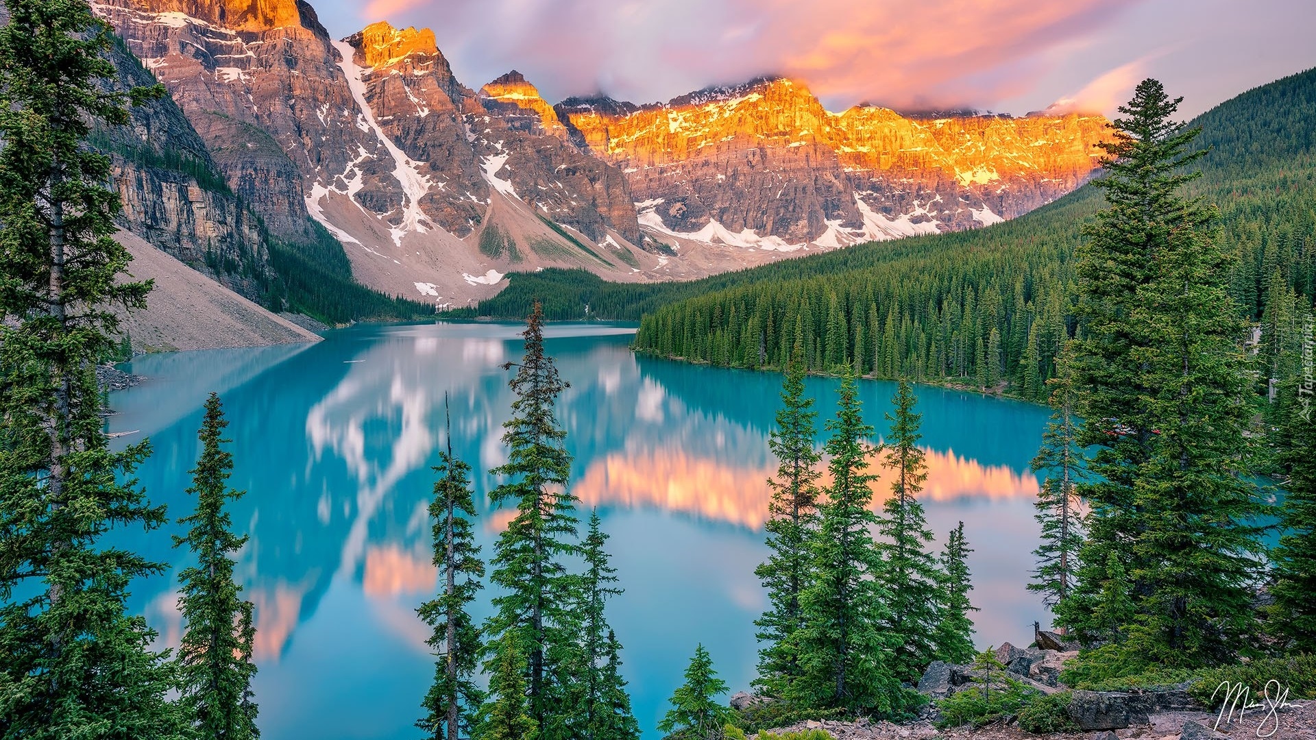 Kanada, Prowincja Alberta, Park Narodowy Banff, Rozświetlone, Szczyty, Góry, Jezioro Moraine, Drzewa