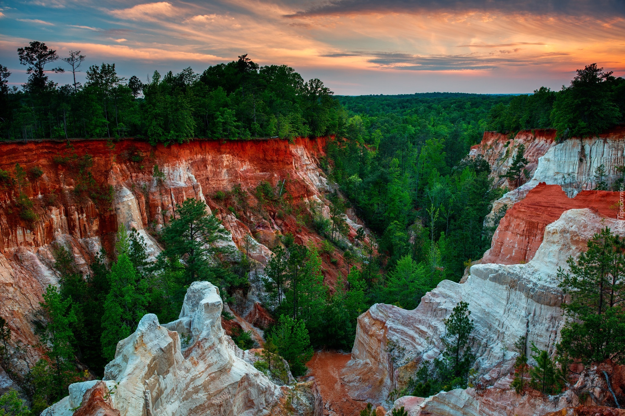 Stany Zjednoczone, Georgia, Providence Canyon, Drzewa, Góry, Skały, Roślinność, Zbocza, Wąwóz, Niebo, Zachód słońca