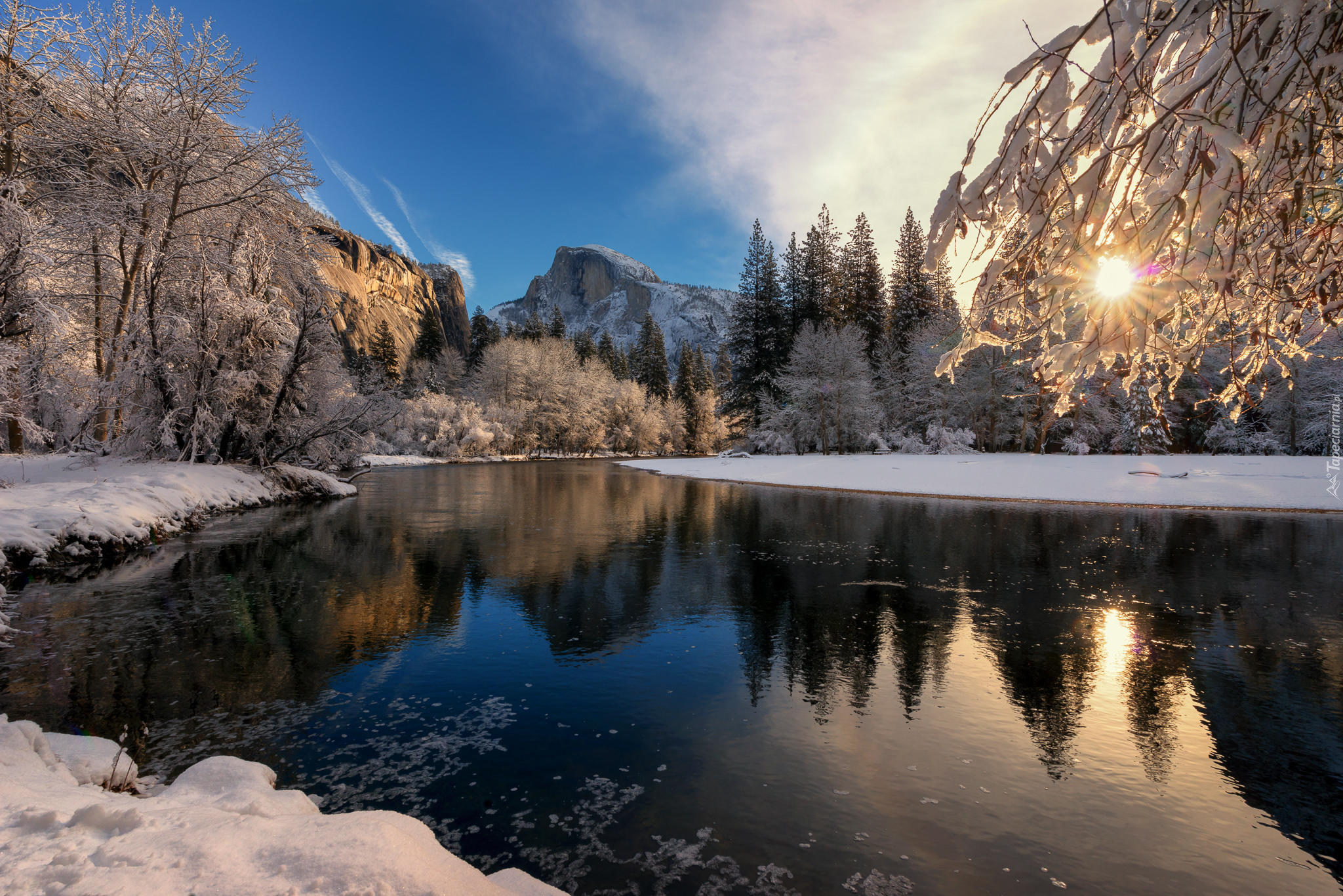 Park Narodowy Yosemite, Rzeka Merced, Drzewa, Zima, Śnieg, Góry, Promienie słońca, Kalifornia, Stany Zjednoczone