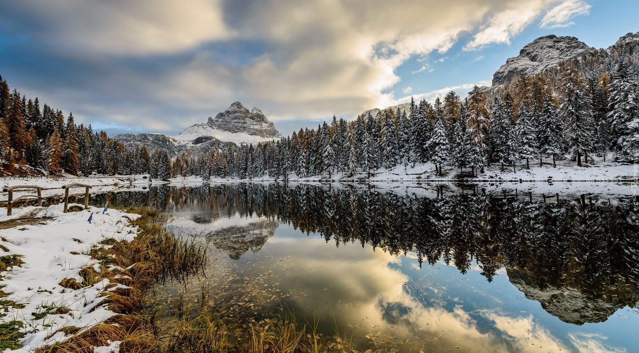 Zima, Jezioro Antorno Lake, Góry Dolomity, Masyw Tre Cime di Lavaredo, Las, Drzewa, Mostek, Prowincja Belluno, Włochy